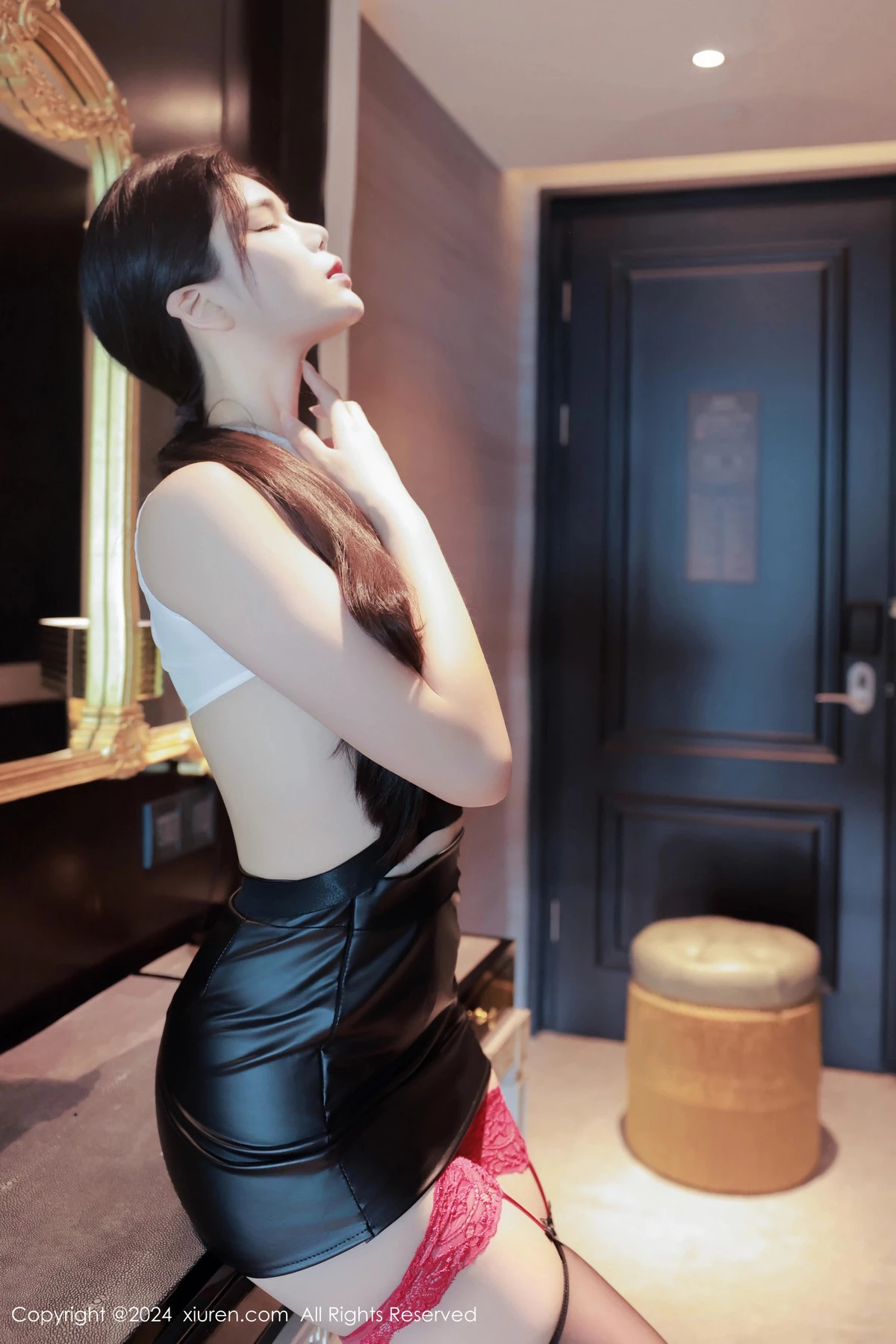 [[XiuRen秀人网]秀人网]No.8540_模特雪糕CiCi性感白T配黑皮短裙露黑丝袜秀修长美腿诱惑写真121P