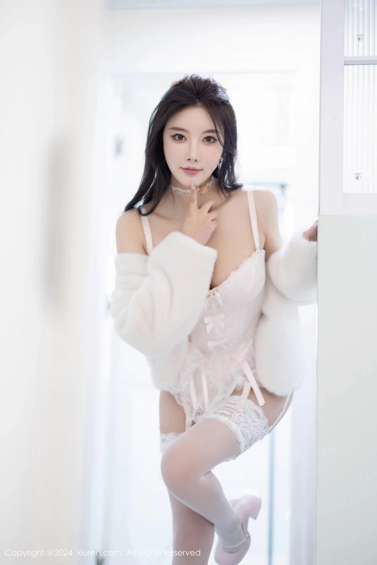 [[XiuRen秀人网]秀人网]No.8570_女神杨晨晨Yome性感白色连衣短裙配白丝吊袜秀完美身材诱惑写真80P