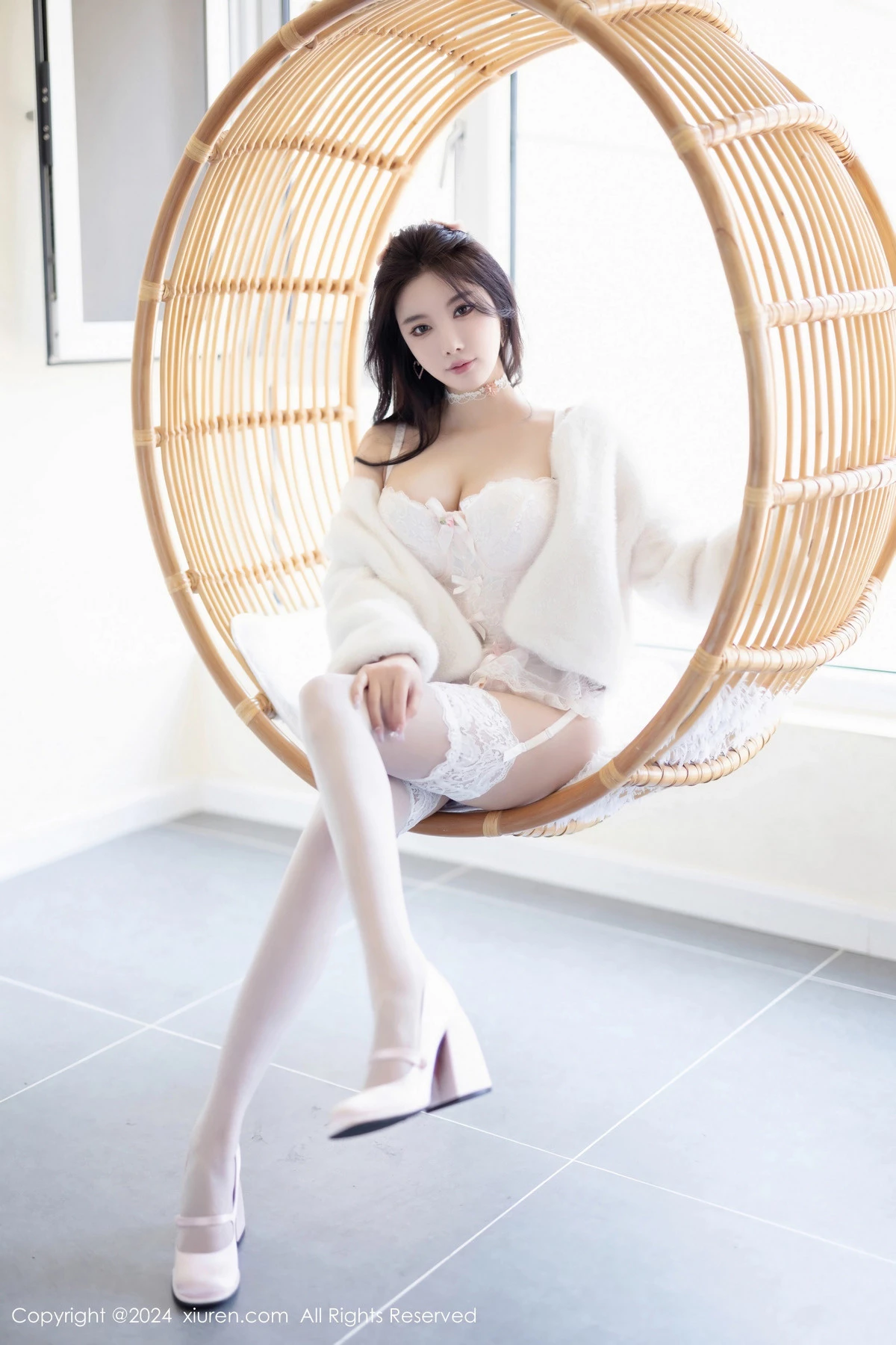 [[XiuRen秀人网]秀人网]No.8570_女神杨晨晨Yome性感白色连衣短裙配白丝吊袜秀完美身材诱惑写真80P