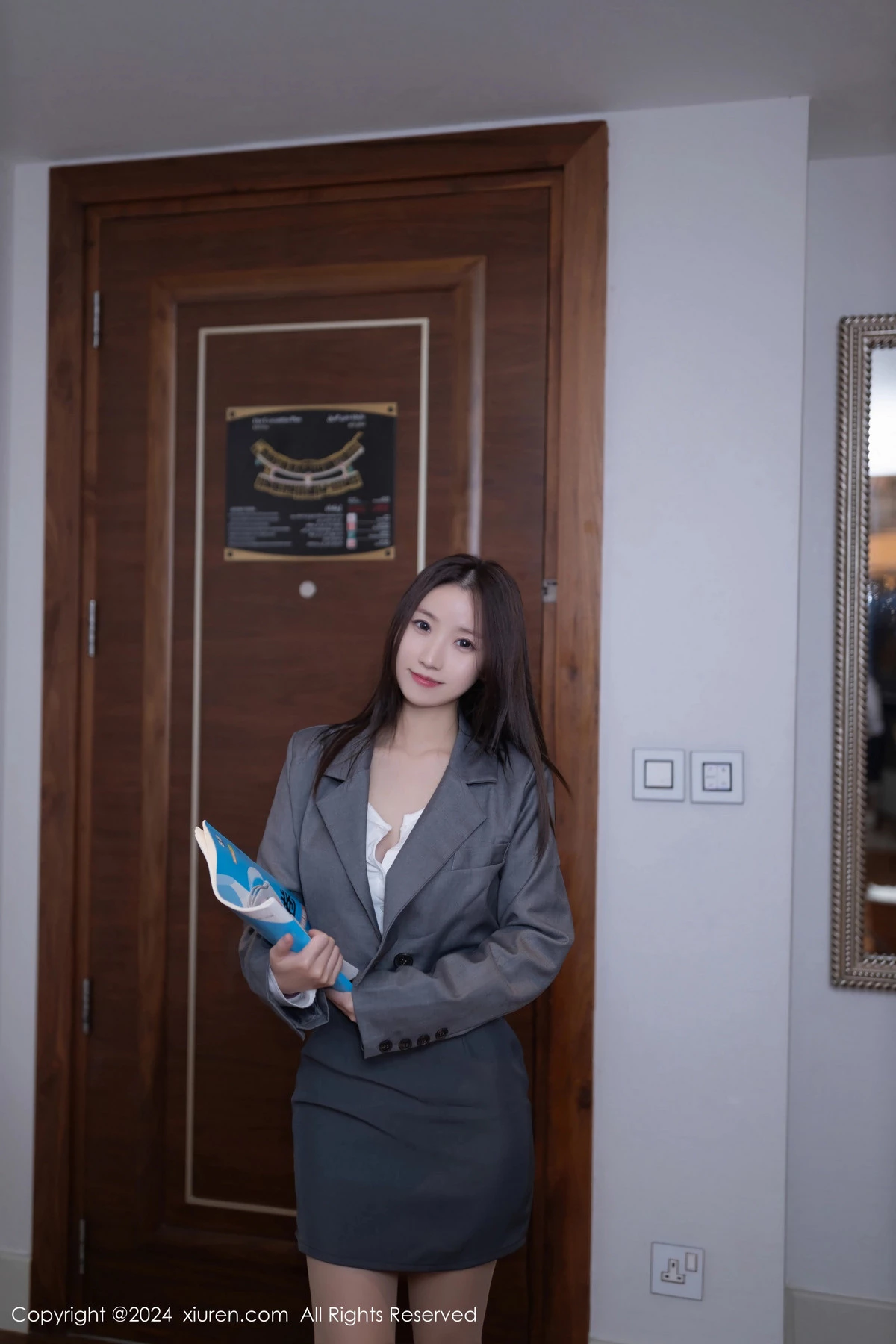 [[XiuRen秀人网]秀人网]No.8579_模特杏子Yada性感灰色制服露黑色内衣配超薄肉丝迷人诱惑写真83P