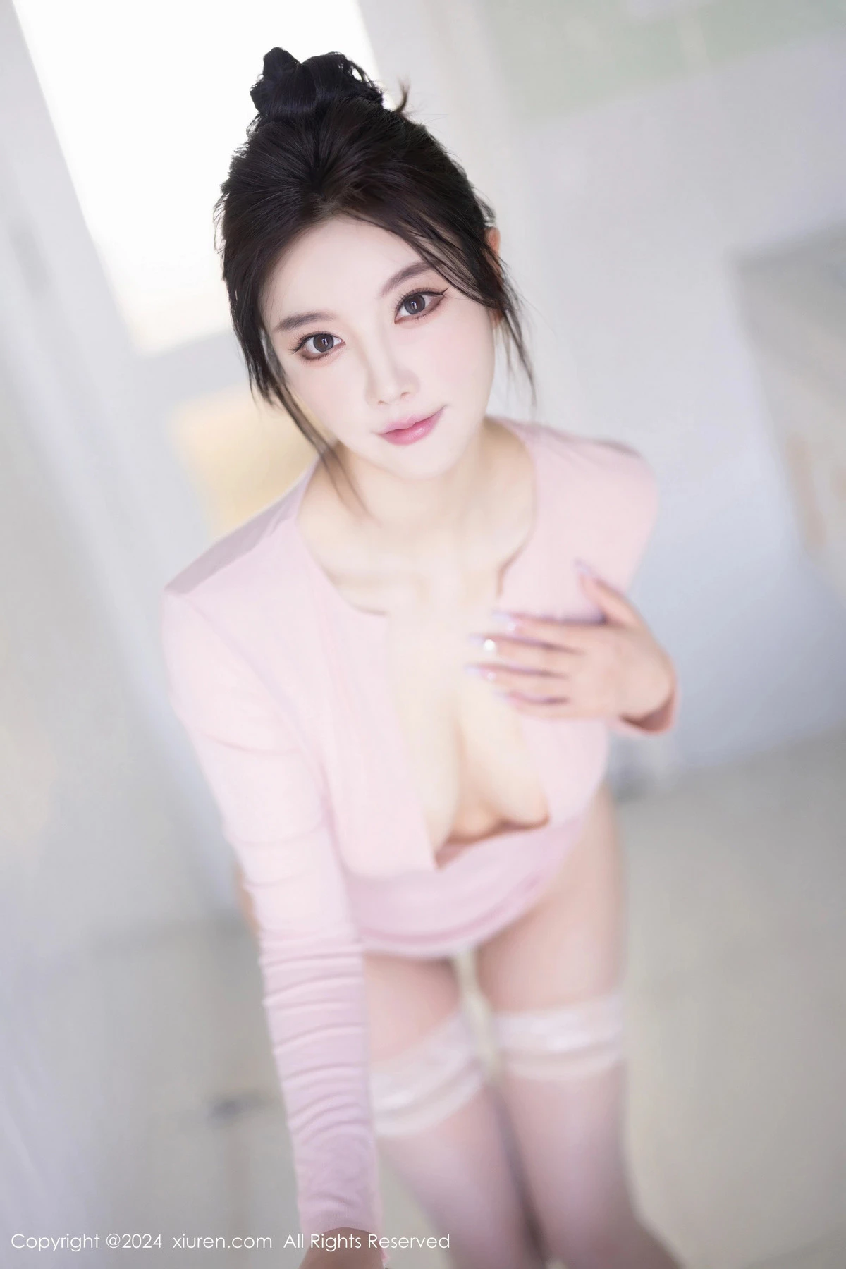 [[XiuRen秀人网]秀人网]No.8570_女神杨晨晨Yome性感白色连衣短裙配白丝吊袜秀完美身材诱惑写真80P