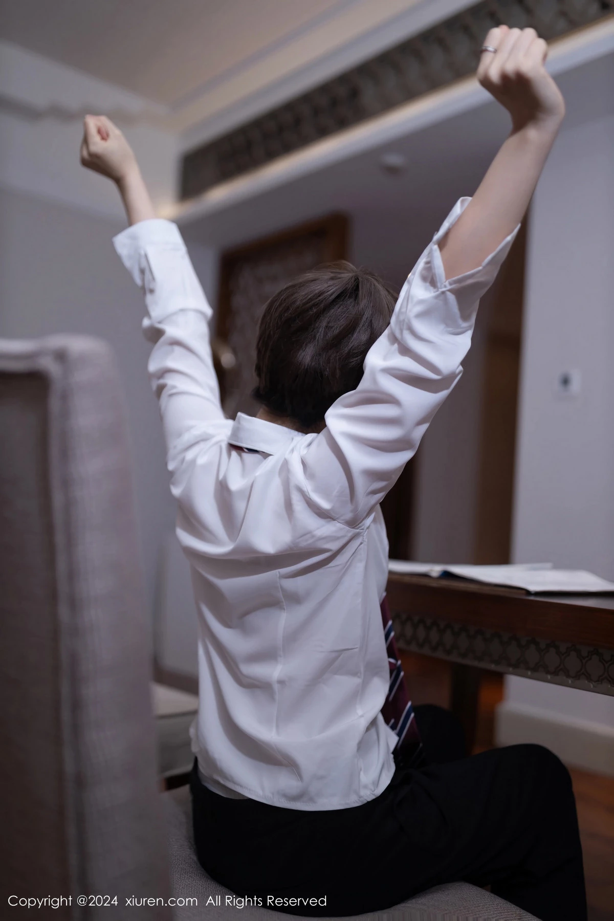 [[XiuRen秀人网]秀人网]No.8579_模特杏子Yada性感灰色制服露黑色内衣配超薄肉丝迷人诱惑写真83P