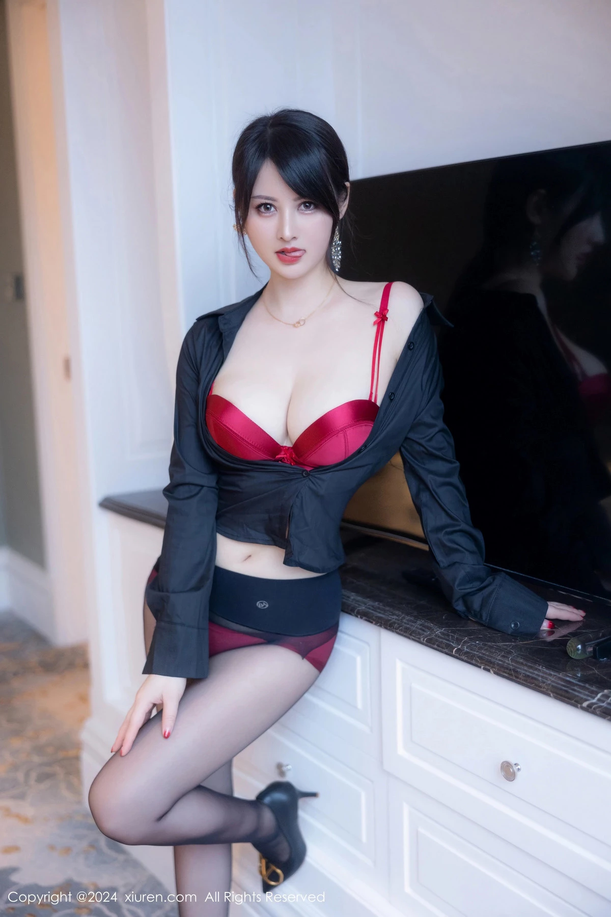 [[XiuRen秀人网]秀人网]No.8569_模特诗诗kiki性感黑色OL服饰露红色内衣秀丰腴身材撩人诱惑写真83P