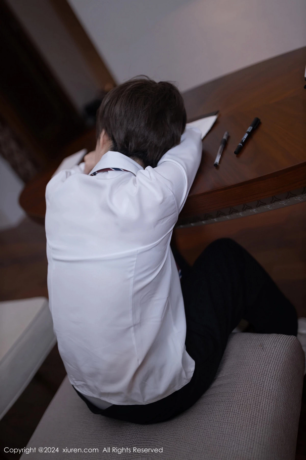 [[XiuRen秀人网]秀人网]No.8579_模特杏子Yada性感灰色制服露黑色内衣配超薄肉丝迷人诱惑写真83P