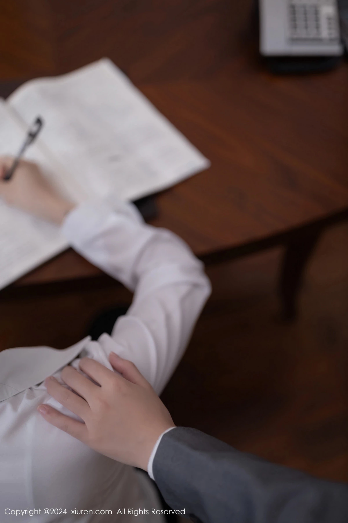 [[XiuRen秀人网]秀人网]No.8579_模特杏子Yada性感灰色制服露黑色内衣配超薄肉丝迷人诱惑写真83P