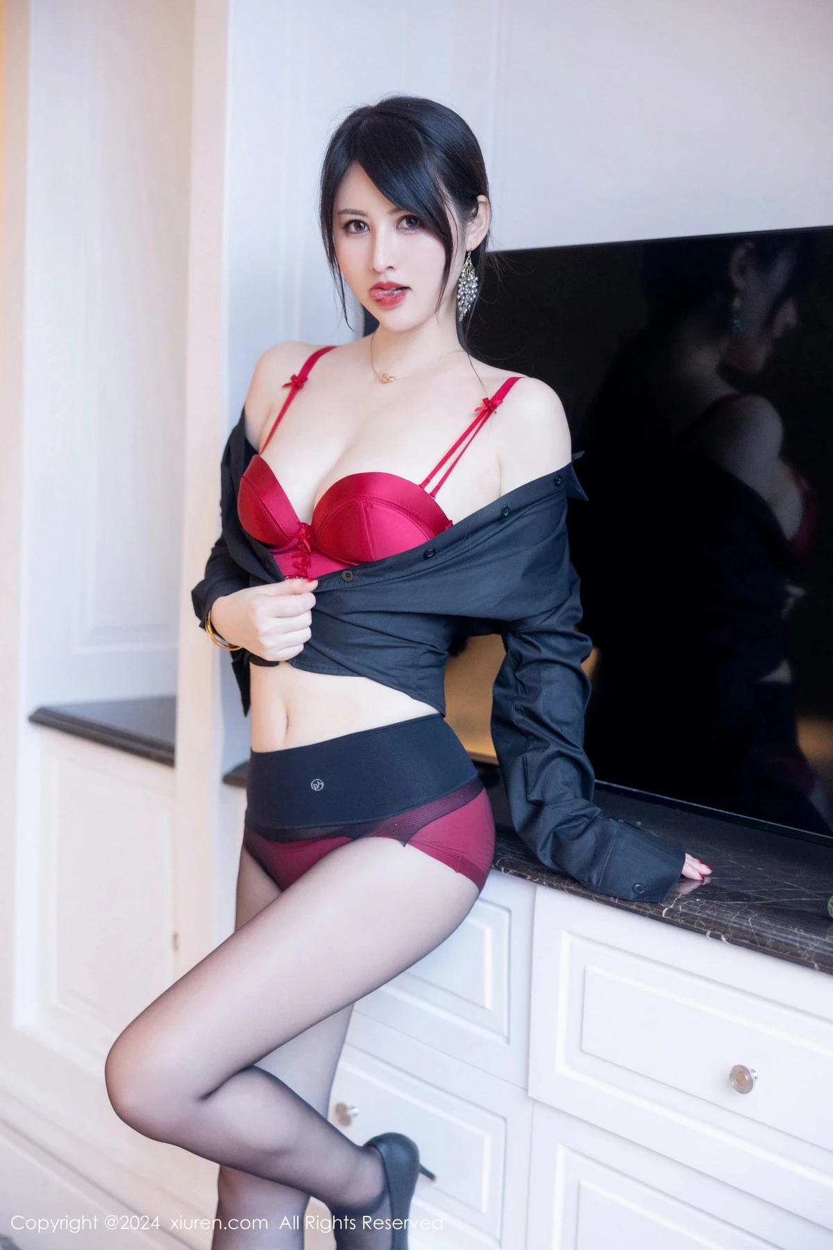 [[XiuRen秀人网]秀人网]No.8569_模特诗诗kiki性感黑色OL服饰露红色内衣秀丰腴身材撩人诱惑写真83P