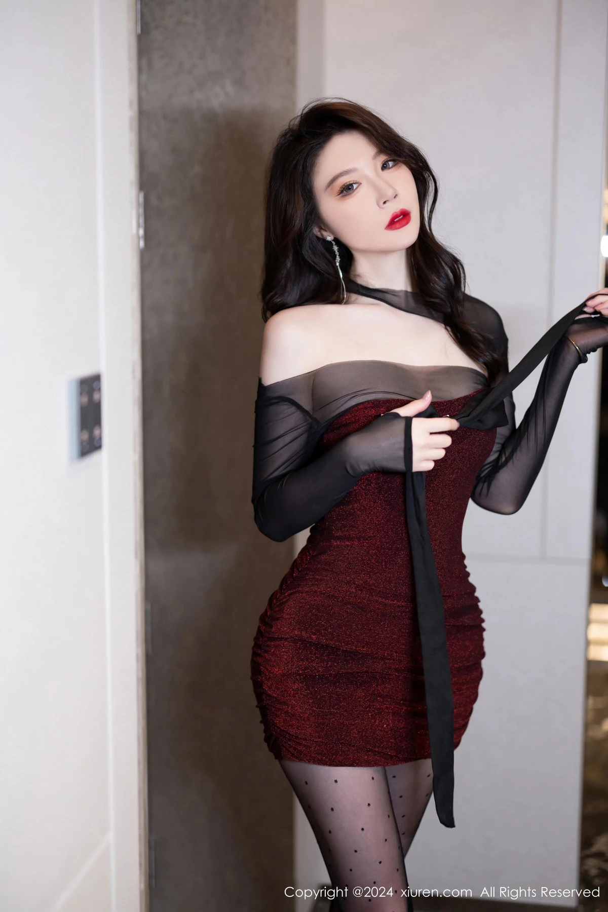 [[XiuRen秀人网]秀人网]No.8583_模特梦心玥深红连衣短裙露黑色内衣配黑丝袜秀高挑身材迷人写真88P