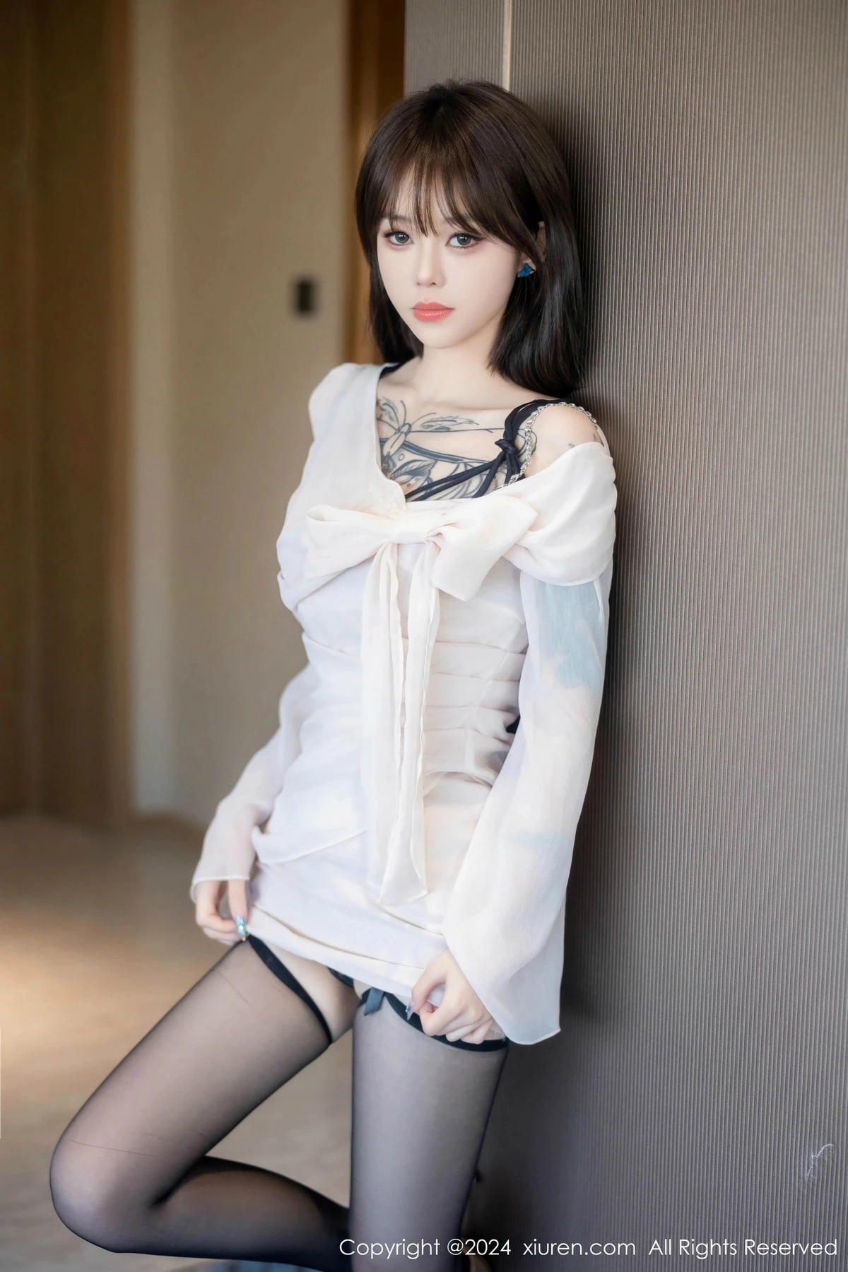 [[XiuRen秀人网]秀人网]No.8591_模特奶瓶性感白色上衣露黑色情趣服饰配黑丝吊袜秀美腿诱惑写真85P