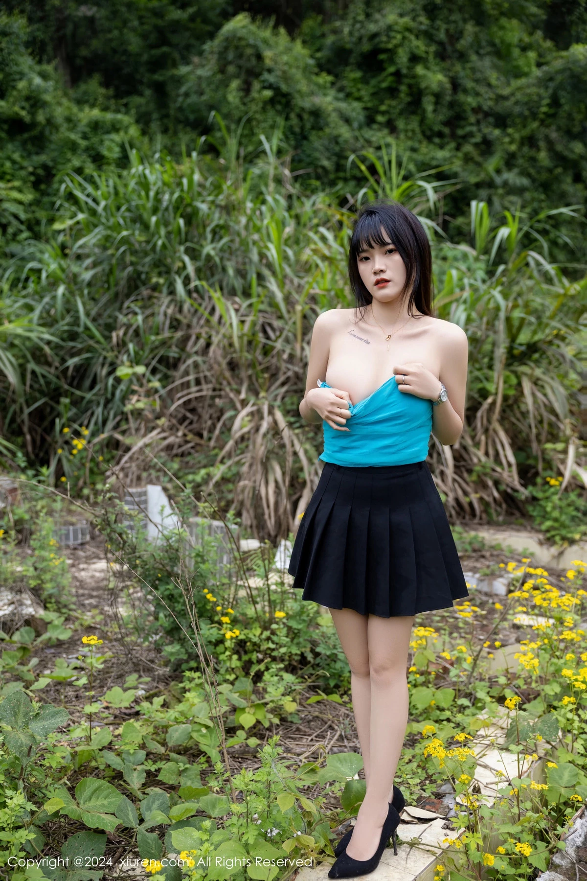 [[XiuRen秀人网]秀人网]No.8586_模特唐安诺户外性感黑色百褶裙配黑色丝袜秀曼妙身姿迷人写真81P