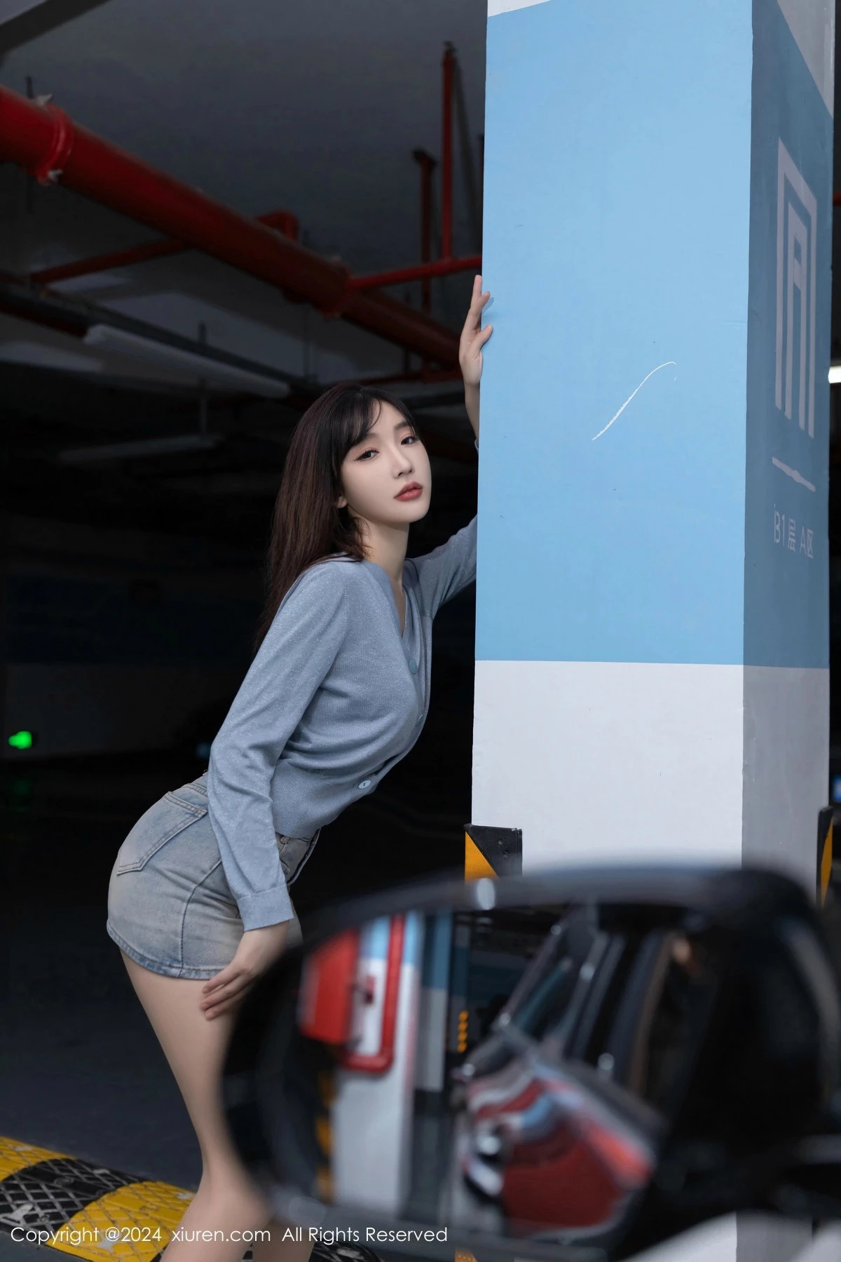 [[XiuRen秀人网]秀人网]No.8590_模特陆萱萱打车主题性感牛仔短裤配开档肉丝秀翘臀美腿诱惑写真80P
