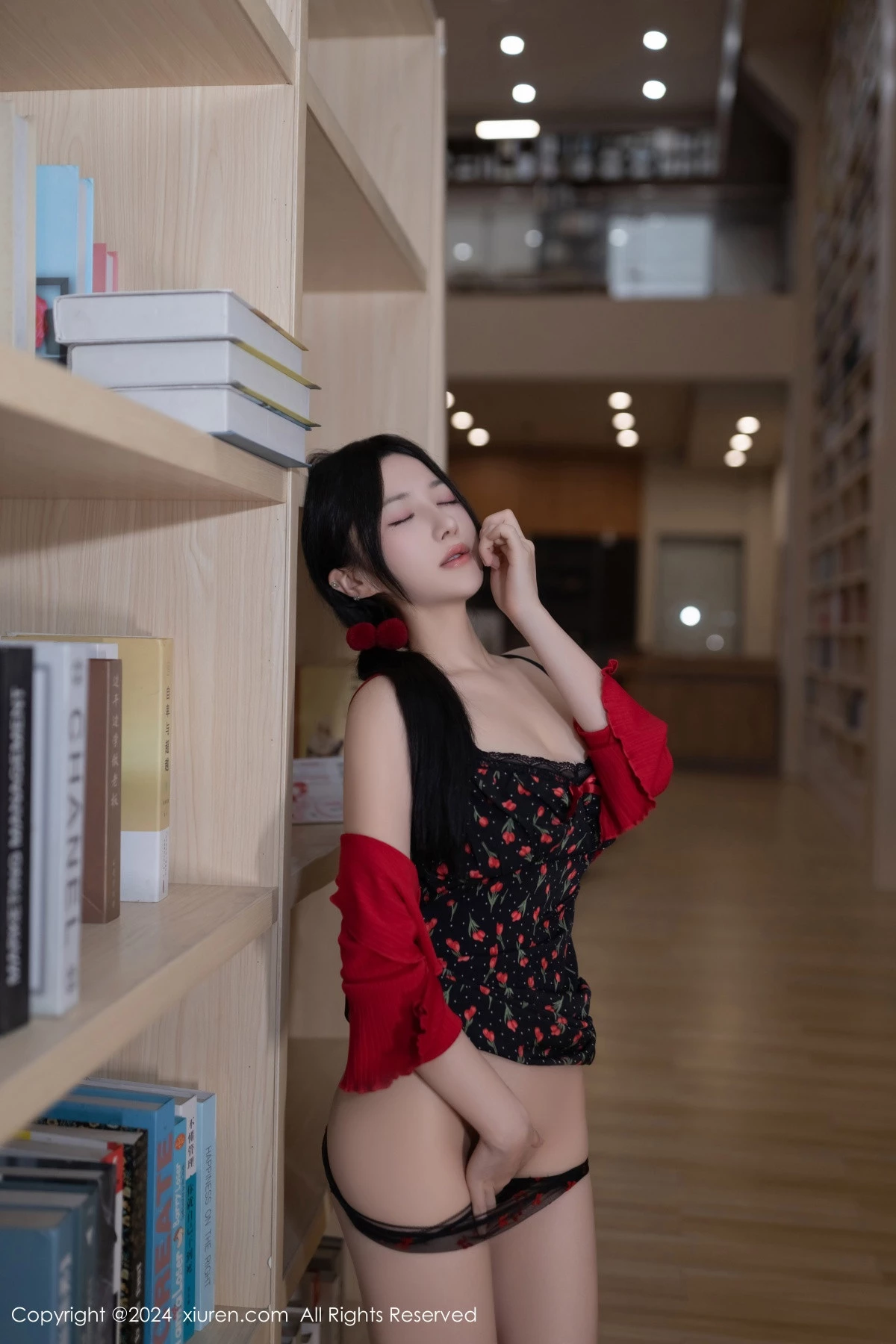 [[XiuRen秀人网]秀人网]No.8596_模特鱼子酱Fish图书馆场景花色吊带连衣短裙秀曼妙身姿诱惑写真81P