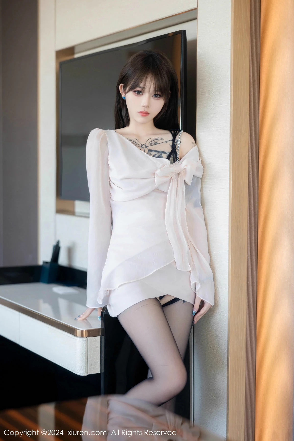 [[XiuRen秀人网]秀人网]No.8591_模特奶瓶性感白色上衣露黑色情趣服饰配黑丝吊袜秀美腿诱惑写真85P