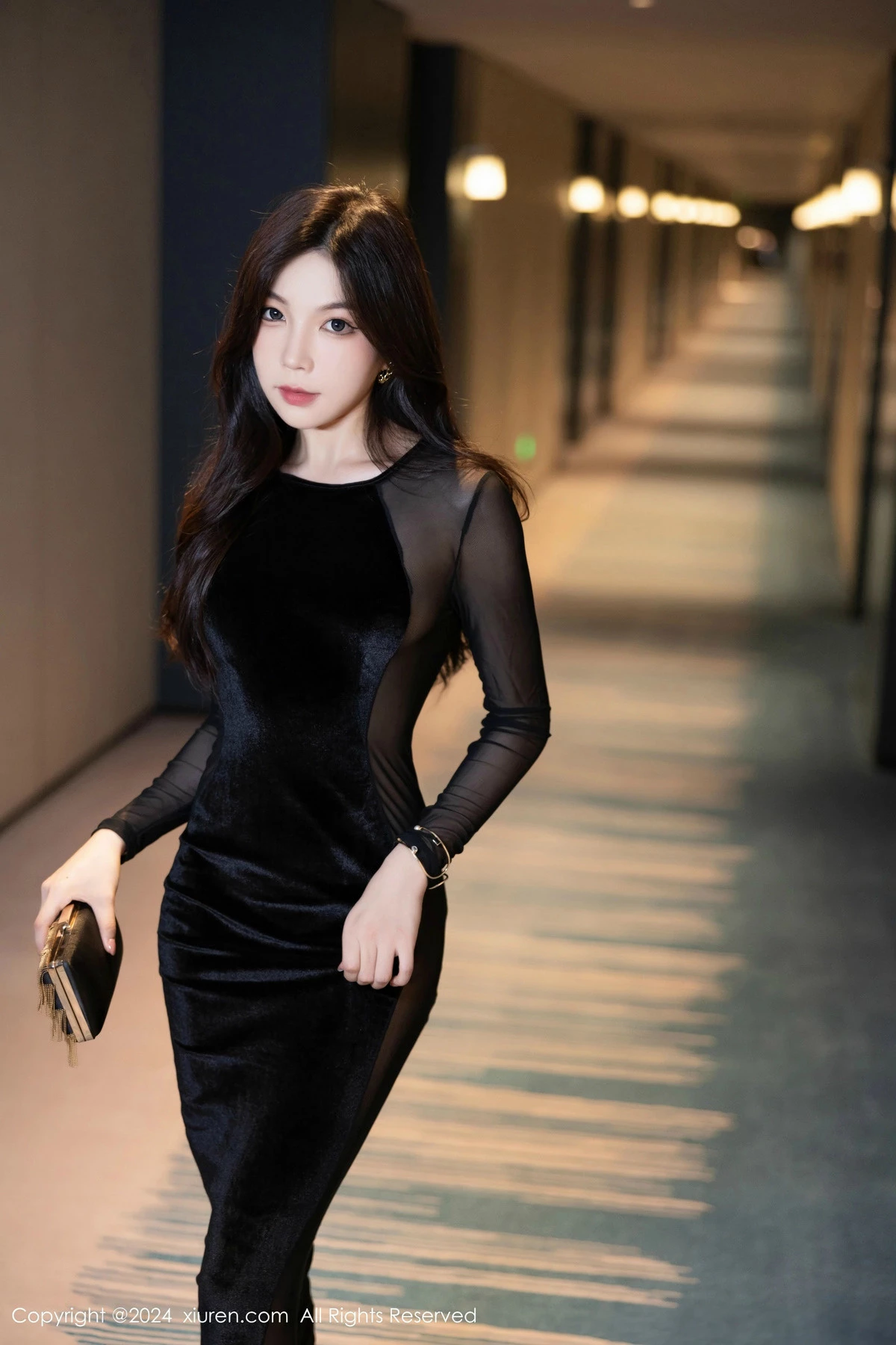 [[XiuRen秀人网]秀人网]No.8598_女神徐莉芝Booty性感黑色连衣裙+淡蓝色薄透连体衣迷人诱惑写真90P