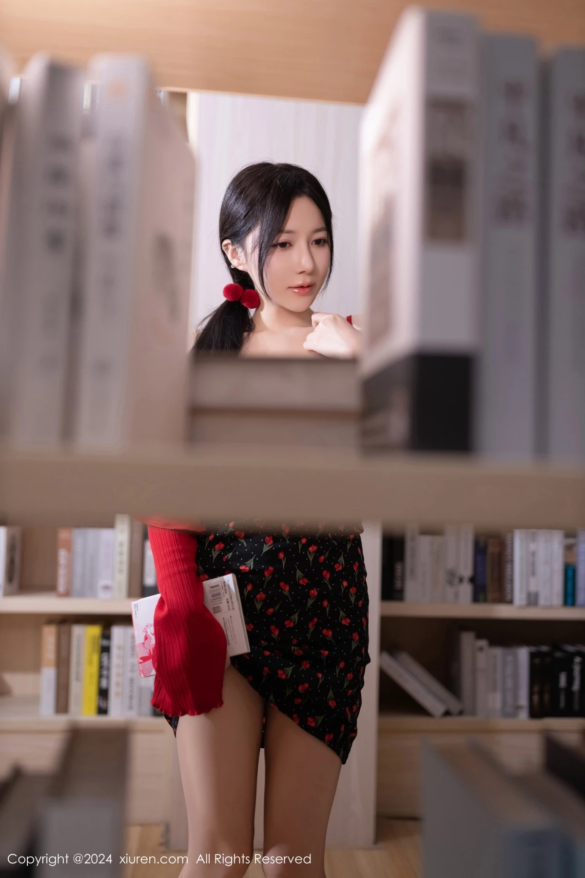 [[XiuRen秀人网]秀人网]No.8596_模特鱼子酱Fish图书馆场景花色吊带连衣短裙秀曼妙身姿诱惑写真81P