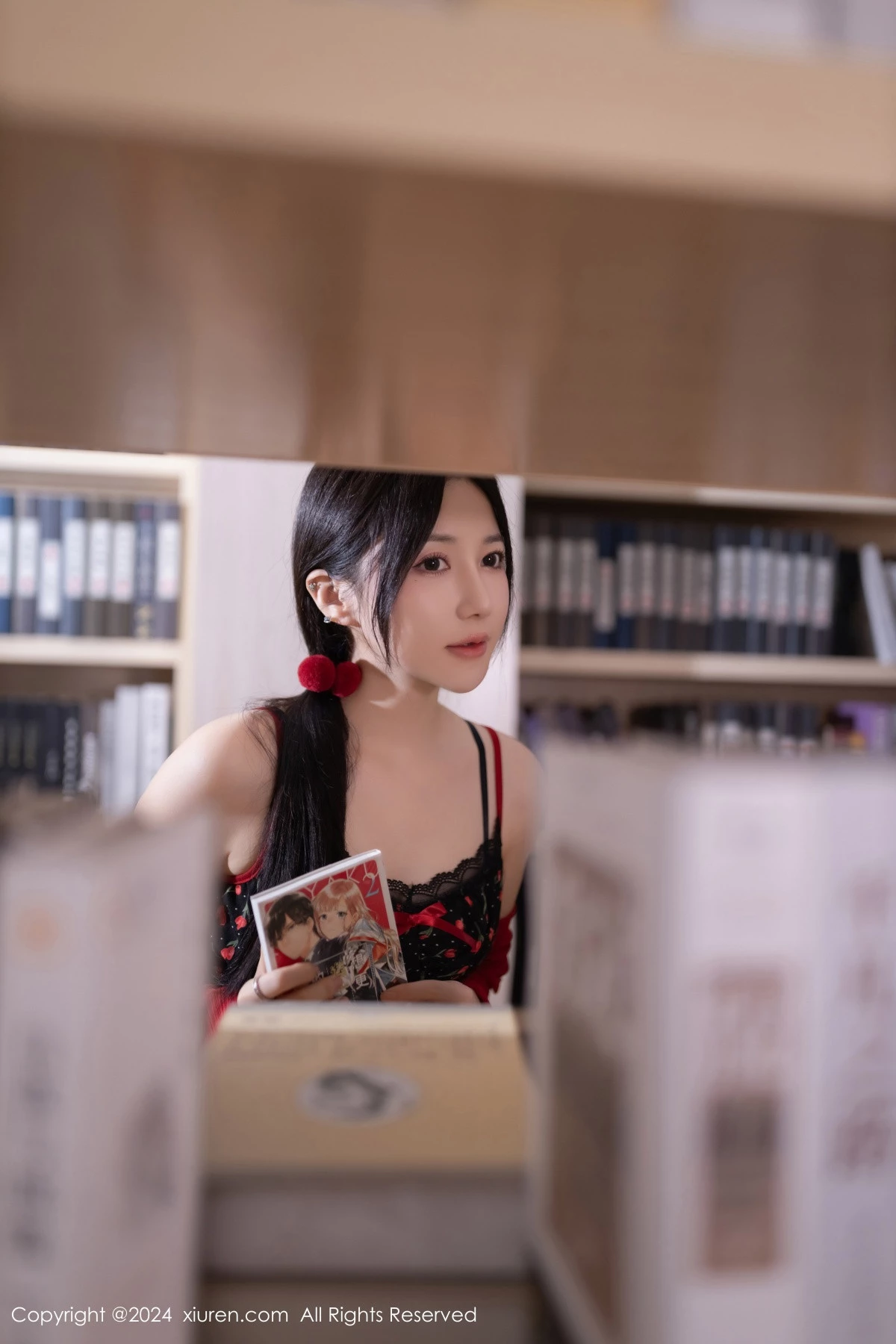 [[XiuRen秀人网]秀人网]No.8596_模特鱼子酱Fish图书馆场景花色吊带连衣短裙秀曼妙身姿诱惑写真81P