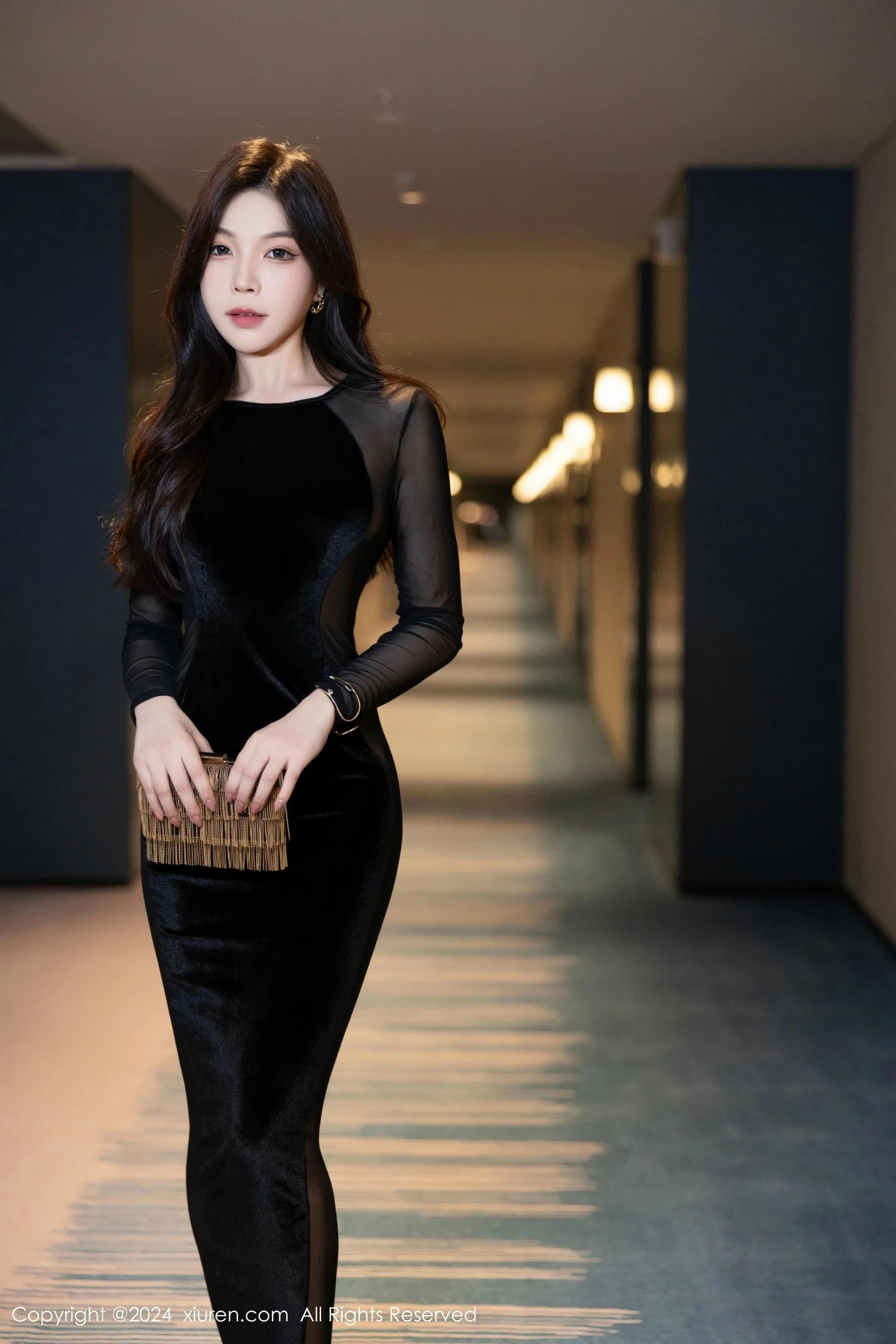 [[XiuRen秀人网]秀人网]No.8598_女神徐莉芝Booty性感黑色连衣裙+淡蓝色薄透连体衣迷人诱惑写真90P