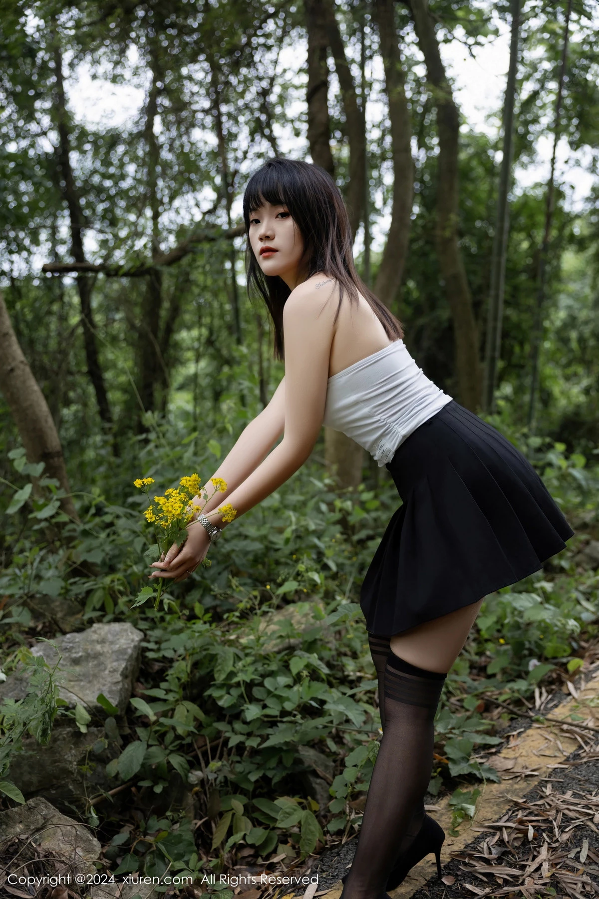 [[XiuRen秀人网]秀人网]No.8586_模特唐安诺户外性感黑色百褶裙配黑色丝袜秀曼妙身姿迷人写真81P