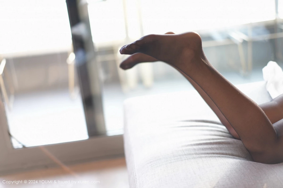 [YouMi尤蜜荟]Vol.1066_模特菲儿beauty性感白色OL服饰配黑丝吊袜秀完美身材诱惑写真71P