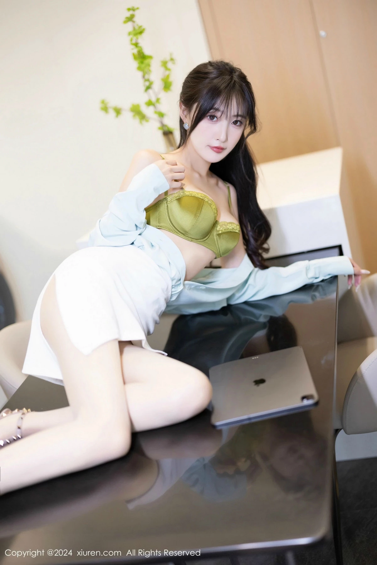 [[XiuRen秀人网]秀人网]No.8589_模特林星阑性感浅绿衬衫配白短裙露超薄肉丝秀曼妙身姿诱惑写真86P