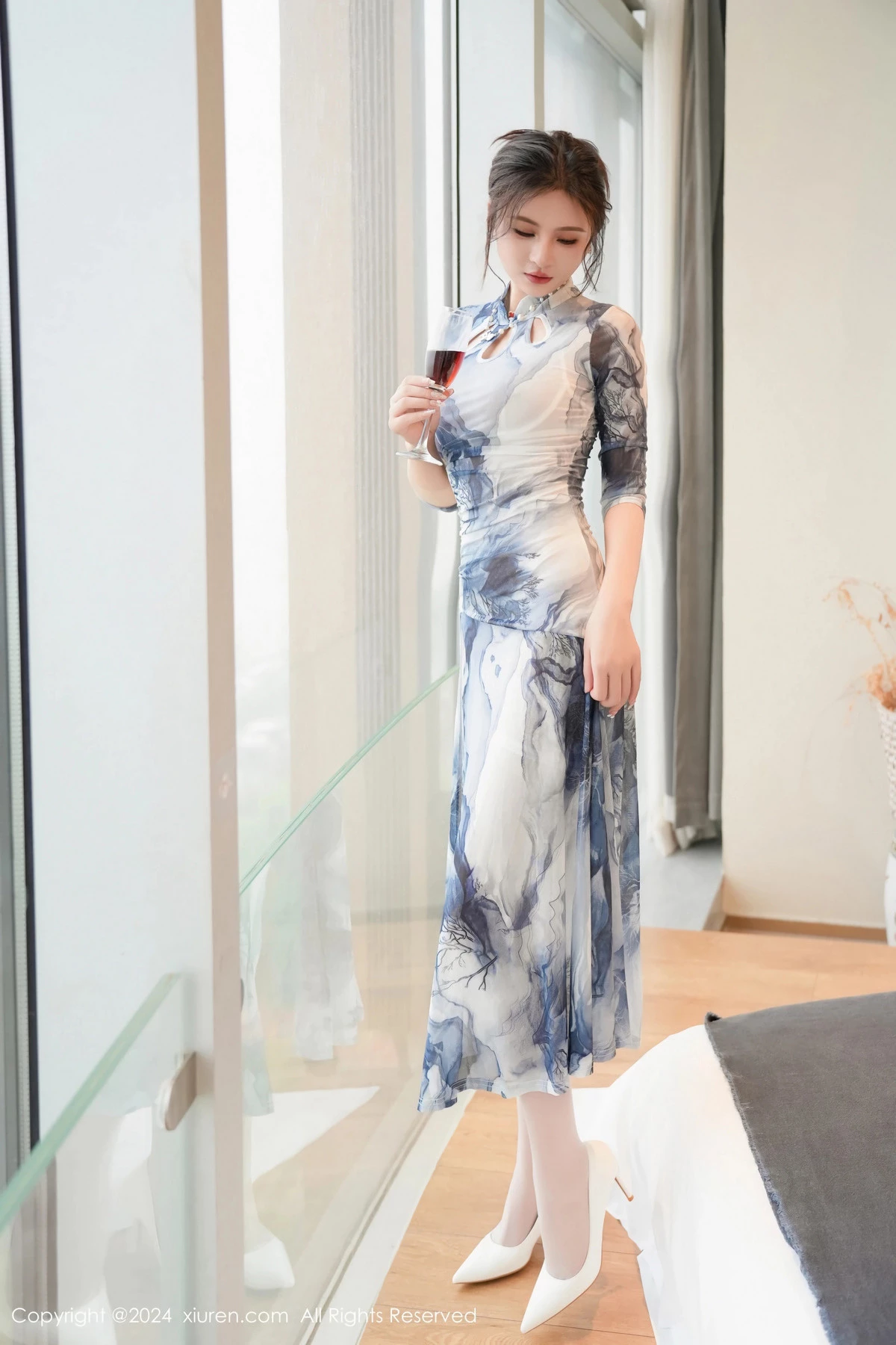 [[XiuRen秀人网]秀人网]No.8587_模特Emily尹菲性感白色蕾丝内衣配白丝吊袜秀惹火身材诱惑写真117P