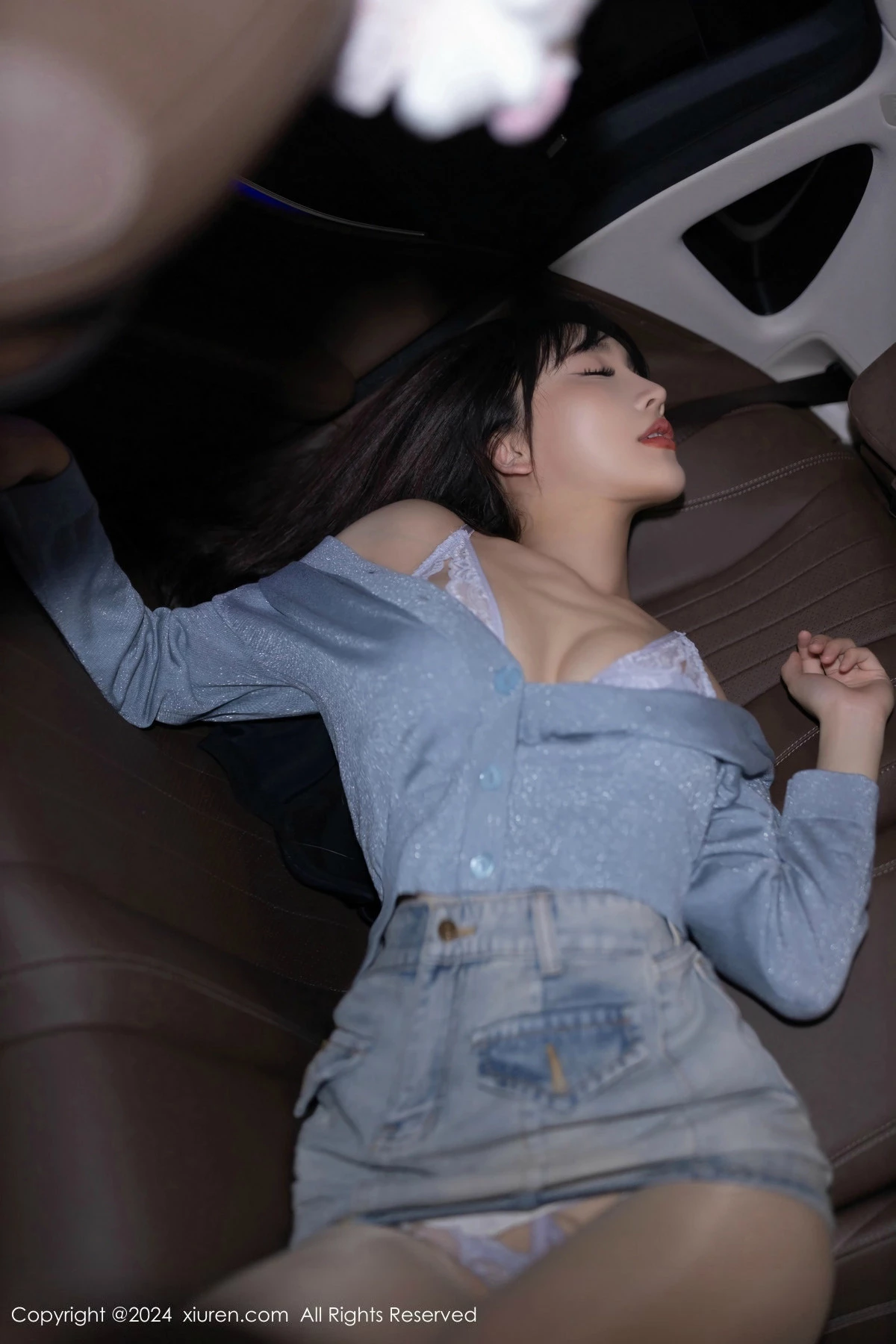 [[XiuRen秀人网]秀人网]No.8590_模特陆萱萱打车主题性感牛仔短裤配开档肉丝秀翘臀美腿诱惑写真80P