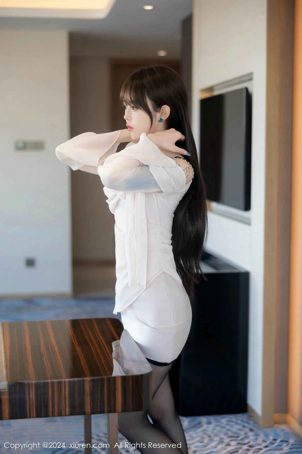 [[XiuRen秀人网]秀人网]No.8591_模特奶瓶性感白色上衣露黑色情趣服饰配黑丝吊袜秀美腿诱惑写真85P