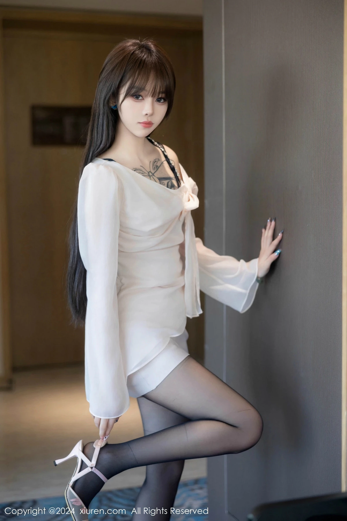 [[XiuRen秀人网]秀人网]No.8591_模特奶瓶性感白色上衣露黑色情趣服饰配黑丝吊袜秀美腿诱惑写真85P