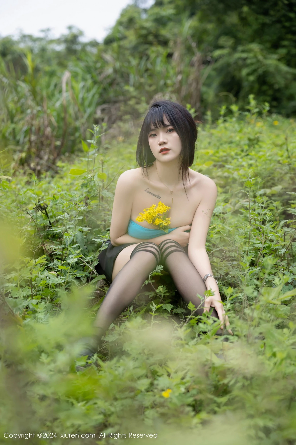 [[XiuRen秀人网]秀人网]No.8586_模特唐安诺户外性感黑色百褶裙配黑色丝袜秀曼妙身姿迷人写真81P