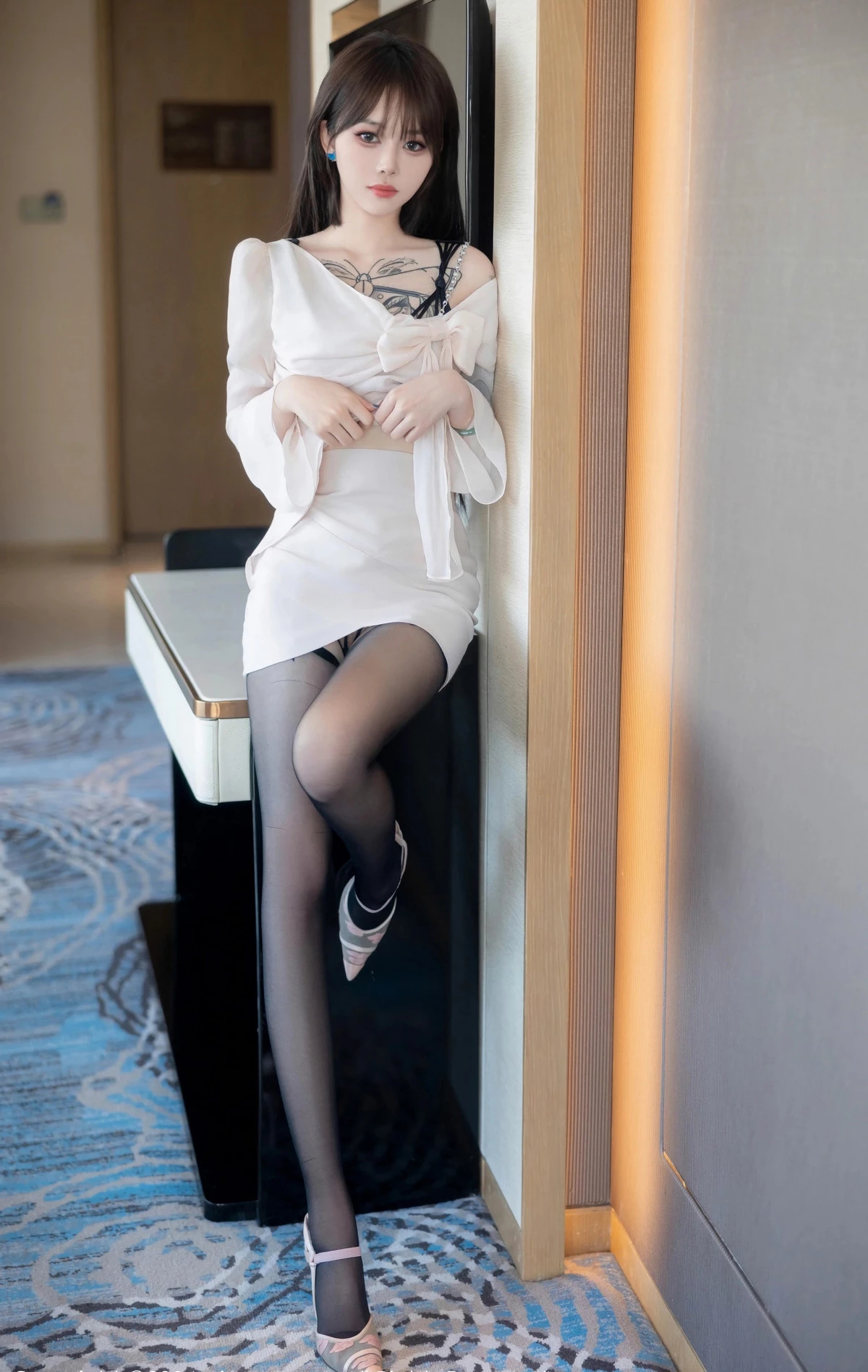 [[XiuRen秀人网]秀人网]No.8591_模特奶瓶性感白色上衣露黑色情趣服饰配黑丝吊袜秀美腿诱惑写真85P