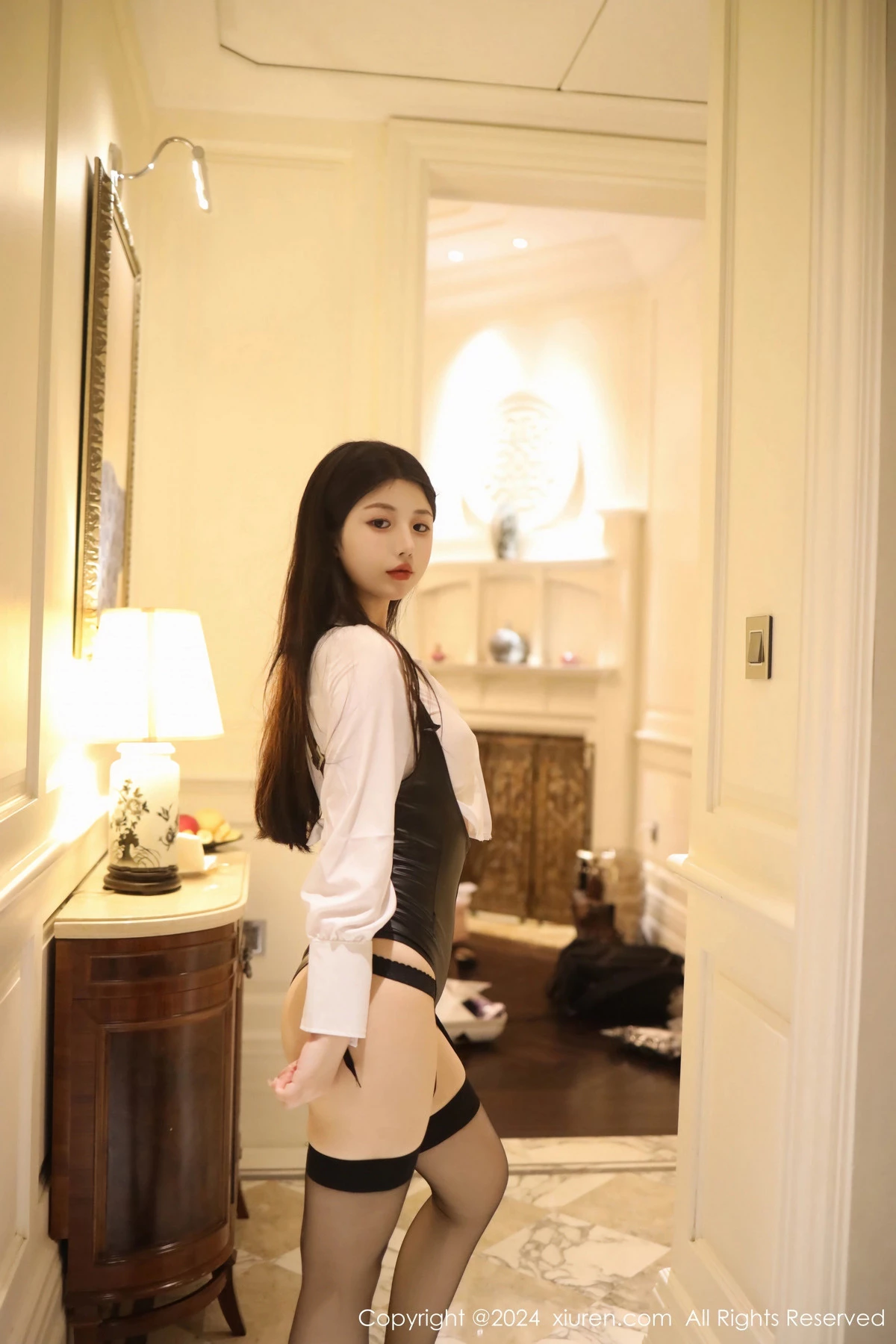 [[XiuRen秀人网]秀人网]No.8595_模特陈小花性感白T配黑色皮质服露黑丝吊袜秀曼妙身姿诱惑写真93P