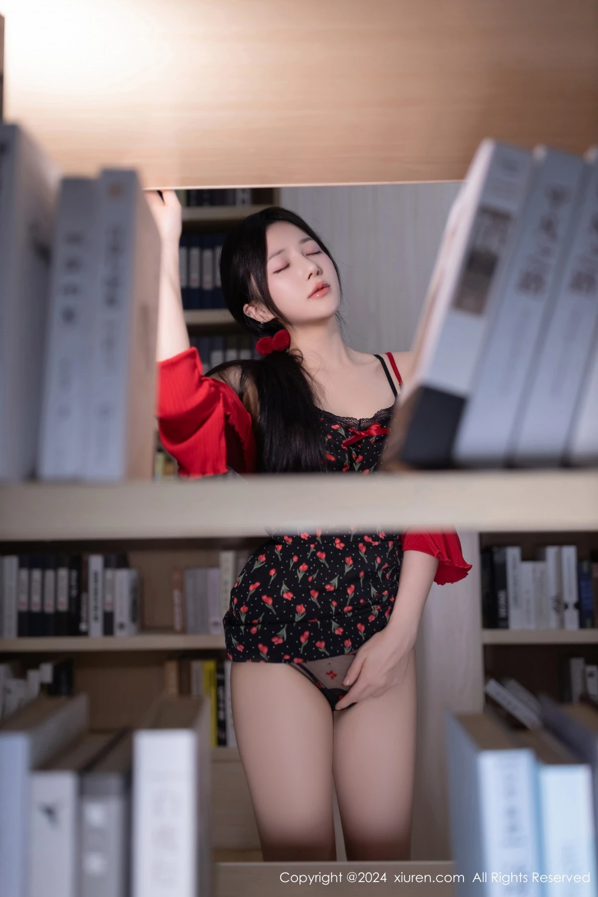 [[XiuRen秀人网]秀人网]No.8596_模特鱼子酱Fish图书馆场景花色吊带连衣短裙秀曼妙身姿诱惑写真81P