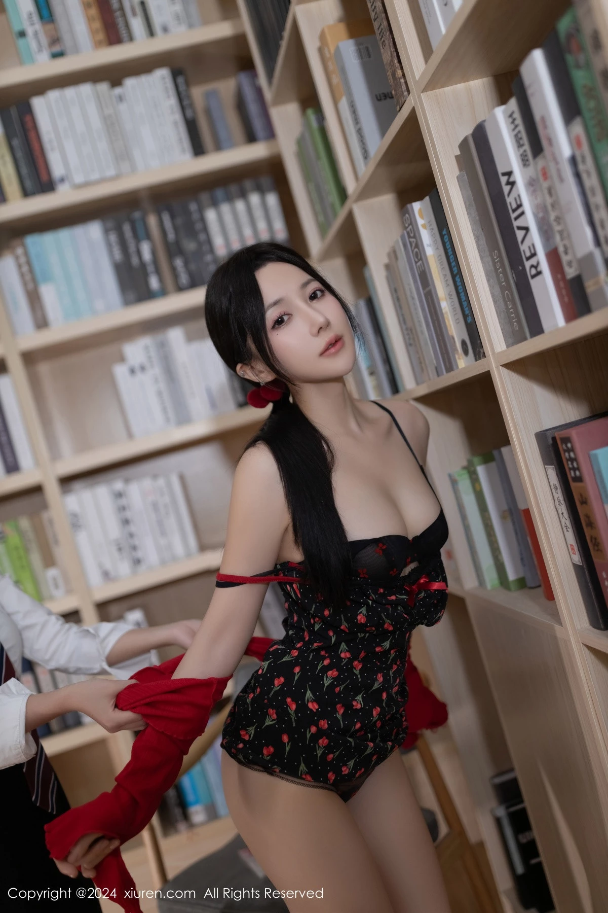 [[XiuRen秀人网]秀人网]No.8596_模特鱼子酱Fish图书馆场景花色吊带连衣短裙秀曼妙身姿诱惑写真81P