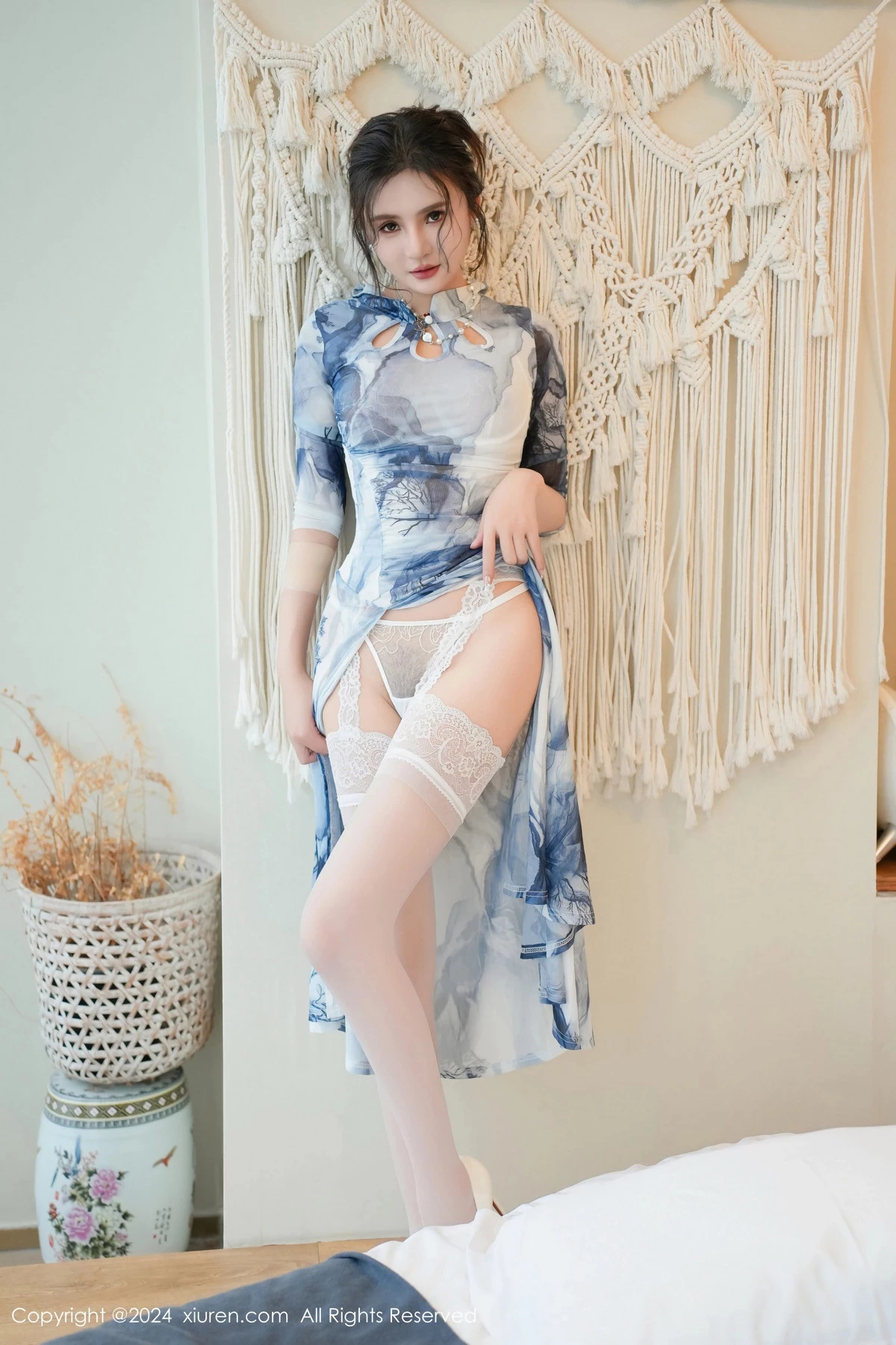 [[XiuRen秀人网]秀人网]No.8587_模特Emily尹菲性感白色蕾丝内衣配白丝吊袜秀惹火身材诱惑写真117P