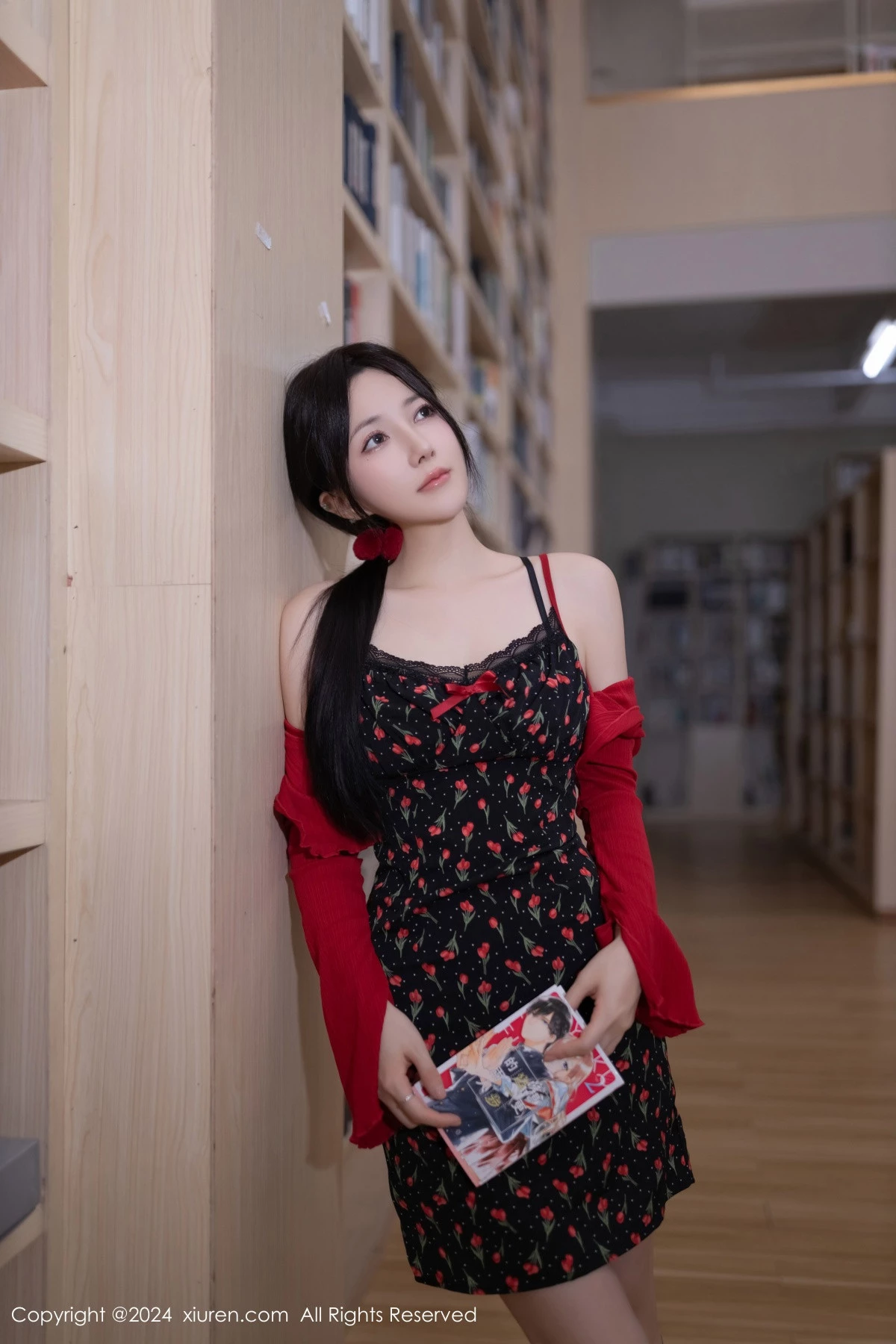 [[XiuRen秀人网]秀人网]No.8596_模特鱼子酱Fish图书馆场景花色吊带连衣短裙秀曼妙身姿诱惑写真81P