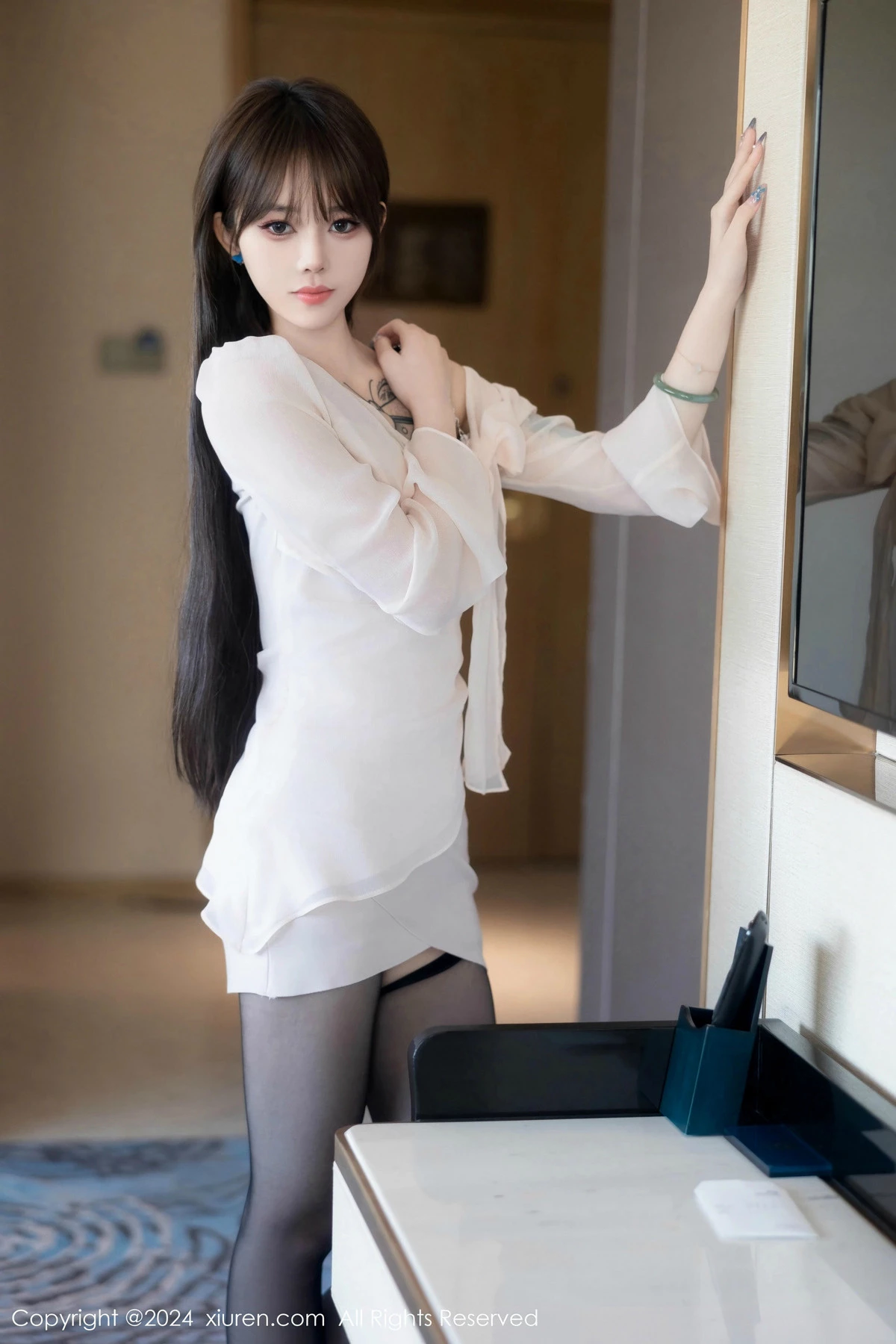 [[XiuRen秀人网]秀人网]No.8591_模特奶瓶性感白色上衣露黑色情趣服饰配黑丝吊袜秀美腿诱惑写真85P