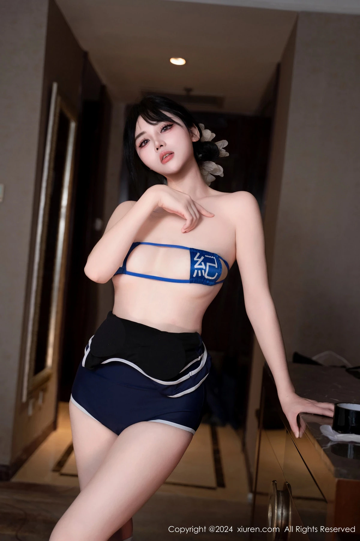 [[XiuRen秀人网]秀人网]No.8604_模特汐汐爱吃草莓性感死库水露蓝色内衣秀丰乳肥臀惹火诱惑写真86P