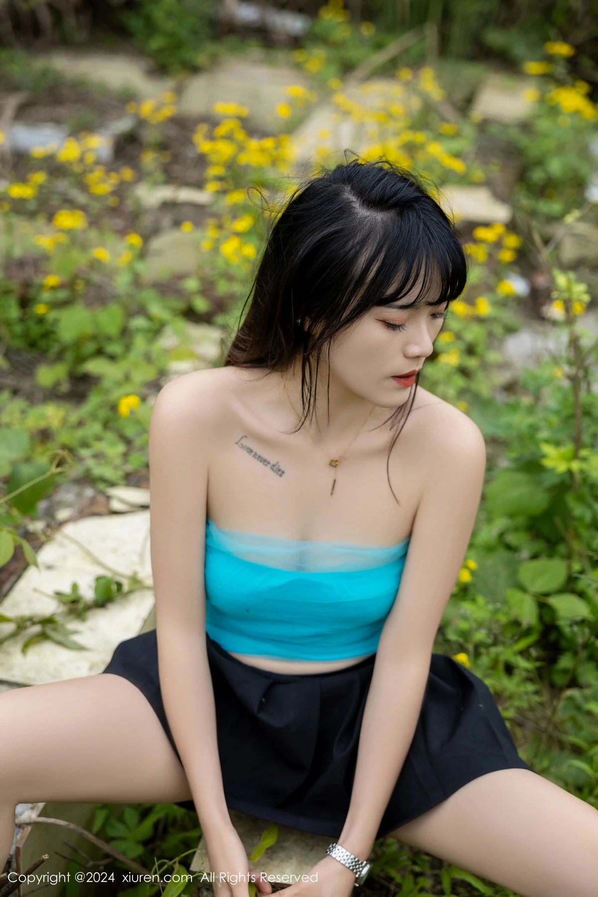 [[XiuRen秀人网]秀人网]No.8586_模特唐安诺户外性感黑色百褶裙配黑色丝袜秀曼妙身姿迷人写真81P