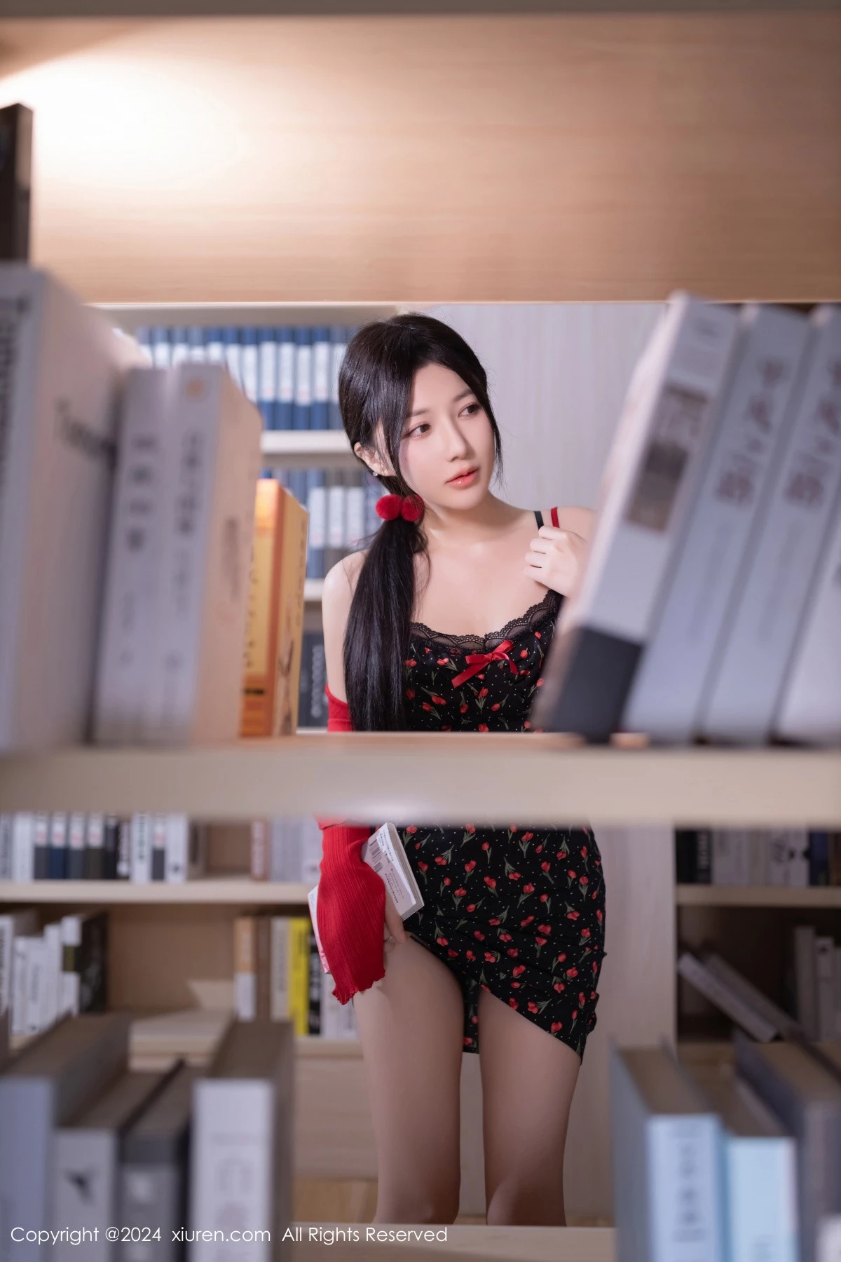 [[XiuRen秀人网]秀人网]No.8596_模特鱼子酱Fish图书馆场景花色吊带连衣短裙秀曼妙身姿诱惑写真81P