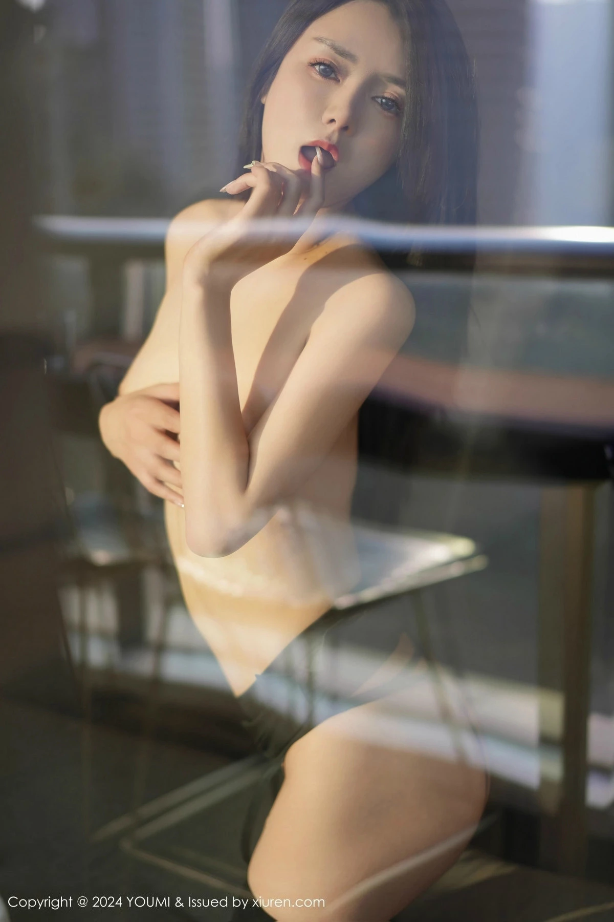 [YouMi尤蜜荟]Vol.1066_模特菲儿beauty性感白色OL服饰配黑丝吊袜秀完美身材诱惑写真71P