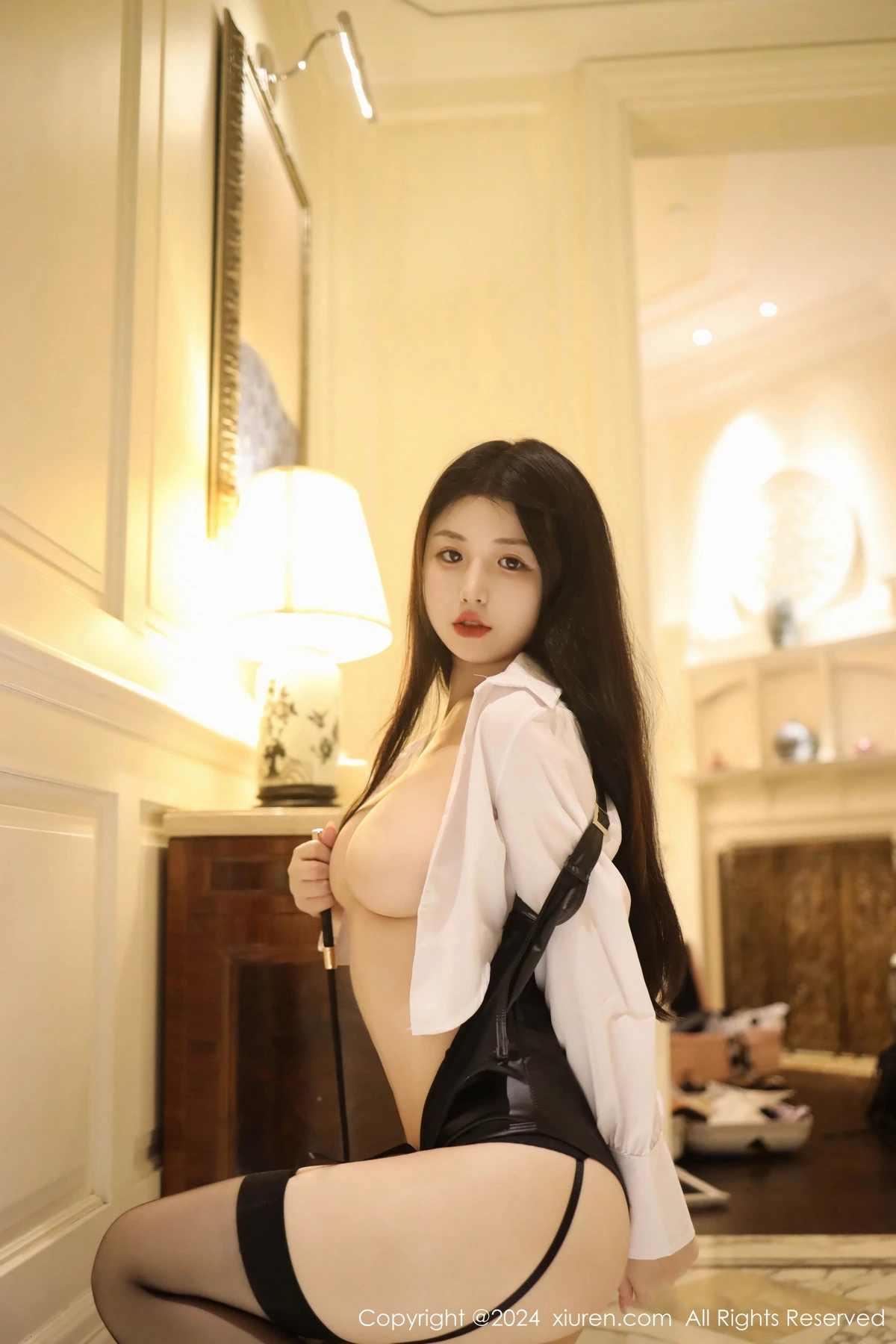 [[XiuRen秀人网]秀人网]No.8595_模特陈小花性感白T配黑色皮质服露黑丝吊袜秀曼妙身姿诱惑写真93P