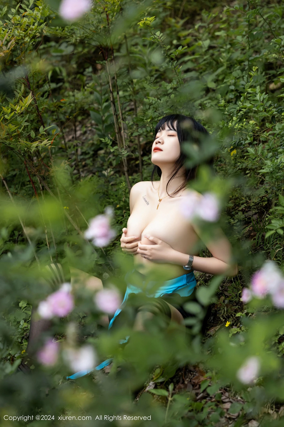 [[XiuRen秀人网]秀人网]No.8586_模特唐安诺户外性感黑色百褶裙配黑色丝袜秀曼妙身姿迷人写真81P