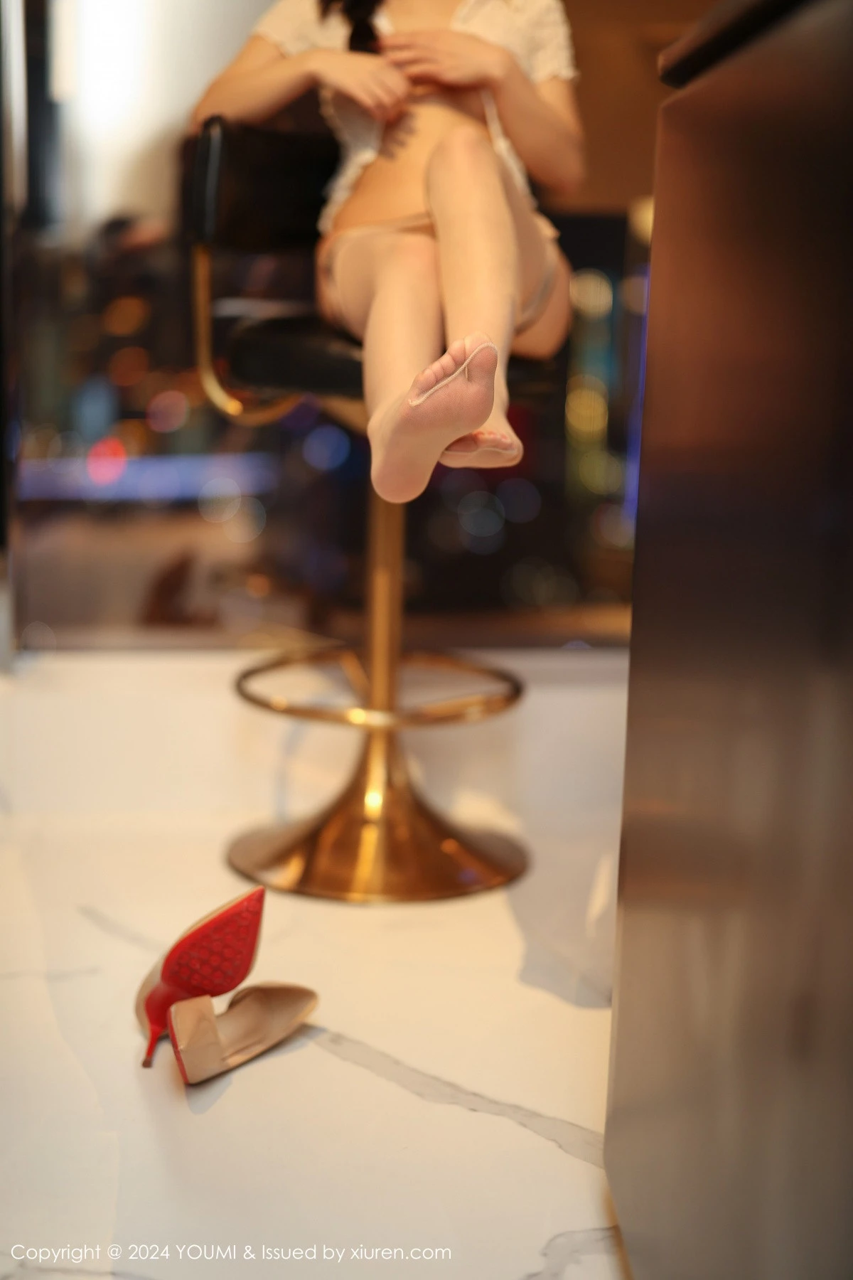 [YouMi尤蜜荟]Vol.1067_模特谭小灵性感浅色轻透上衣配超薄肉丝秀丰腴有致身材诱惑写真82P