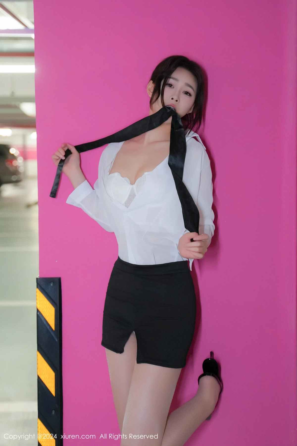 [[XiuRen秀人网]秀人网]No.8613_模特软糖爱喝奶车内场景性感白色内衣配超薄肉丝完美诱惑写真68P