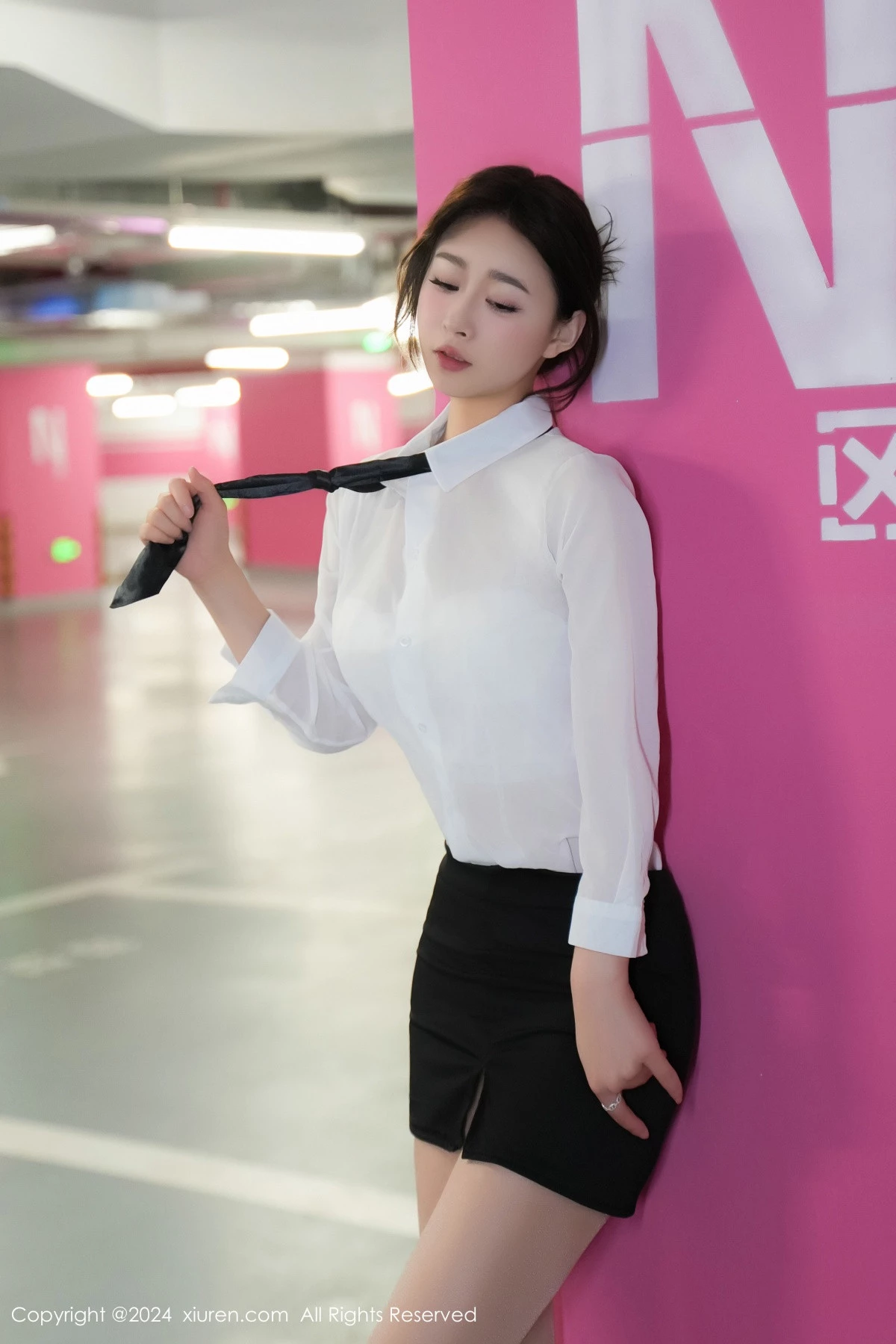 [[XiuRen秀人网]秀人网]No.8613_模特软糖爱喝奶车内场景性感白色内衣配超薄肉丝完美诱惑写真68P