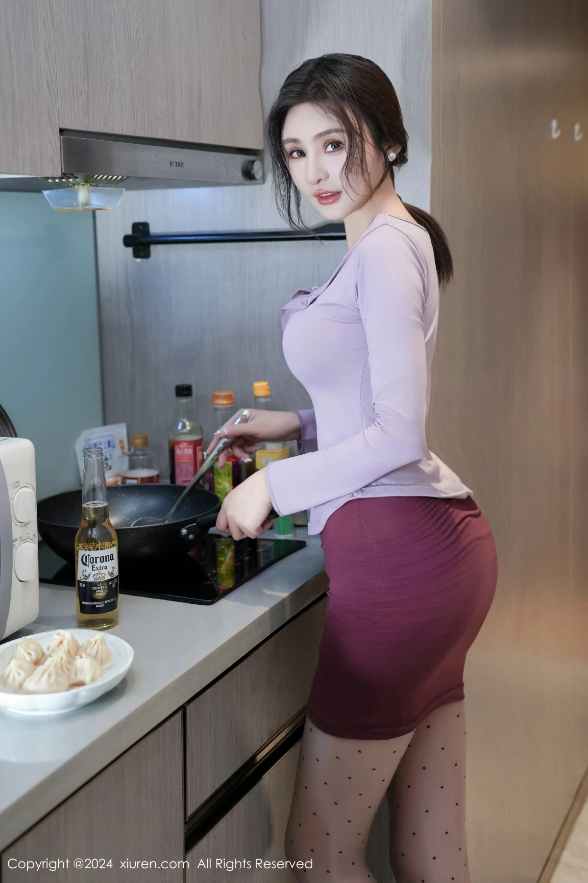 [[XiuRen秀人网]秀人网]No.8622_模特Emily尹菲厨房场景性感紫色包臀短裙配黑丝吊袜秀美腿写真84P