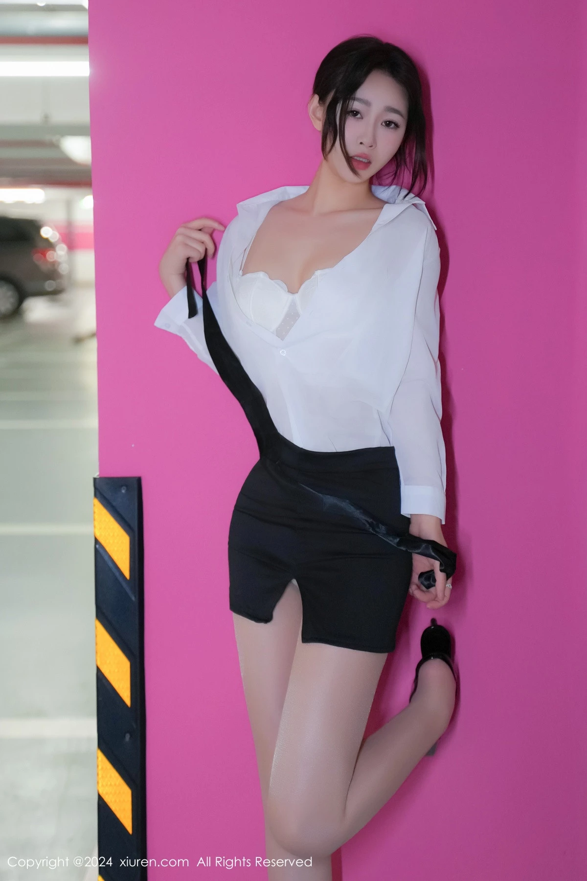 [[XiuRen秀人网]秀人网]No.8613_模特软糖爱喝奶车内场景性感白色内衣配超薄肉丝完美诱惑写真68P