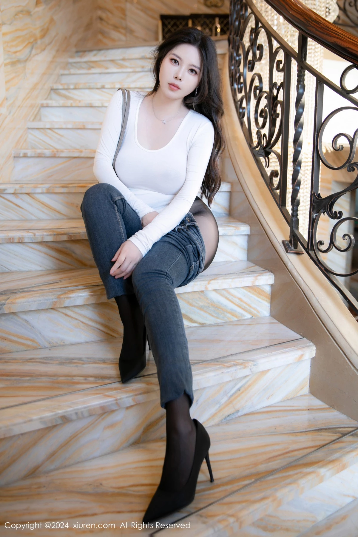 [[XiuRen秀人网]秀人网]No.8618_模特白茹雪性感白T恤配牛仔长裤露超薄黑丝秀丰腴身材诱惑写真82P