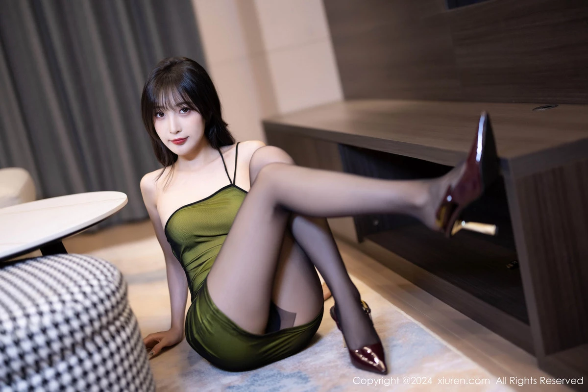 [[XiuRen秀人网]秀人网]No.8619_模特林星阑性感浅绿色露肩连衣短裙配超薄无内黑丝极致魅惑写真90P