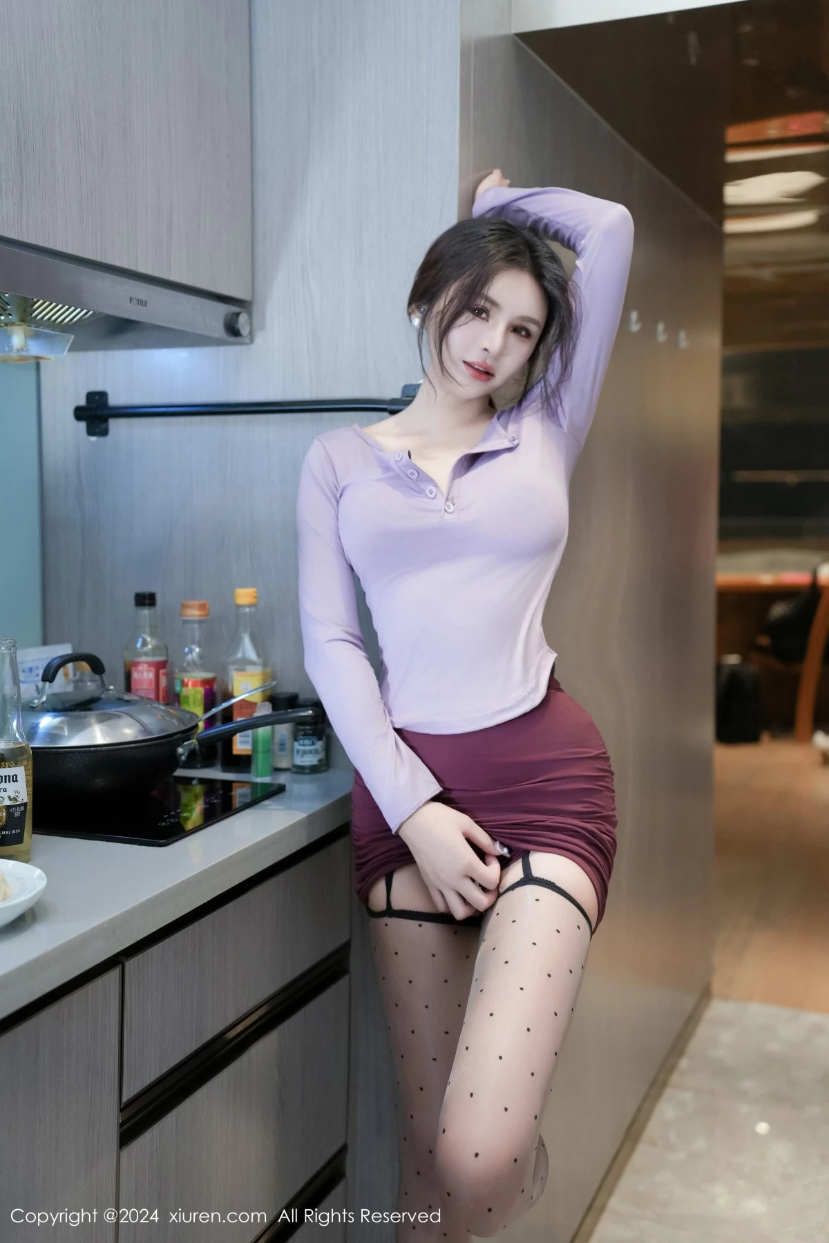 [[XiuRen秀人网]秀人网]No.8622_模特Emily尹菲厨房场景性感紫色包臀短裙配黑丝吊袜秀美腿写真84P