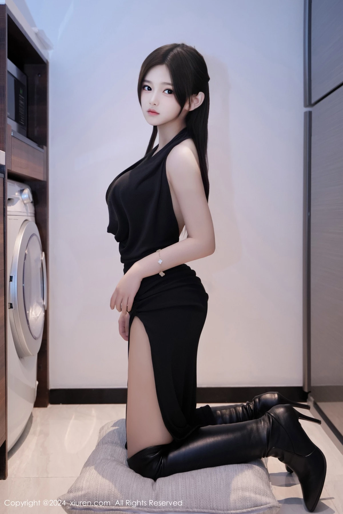 [[XiuRen秀人网]秀人网]No.8623_模特奶茶味的包子性感黑色连衣长裙配黑皮靴秀丰腴身材诱惑写真62P